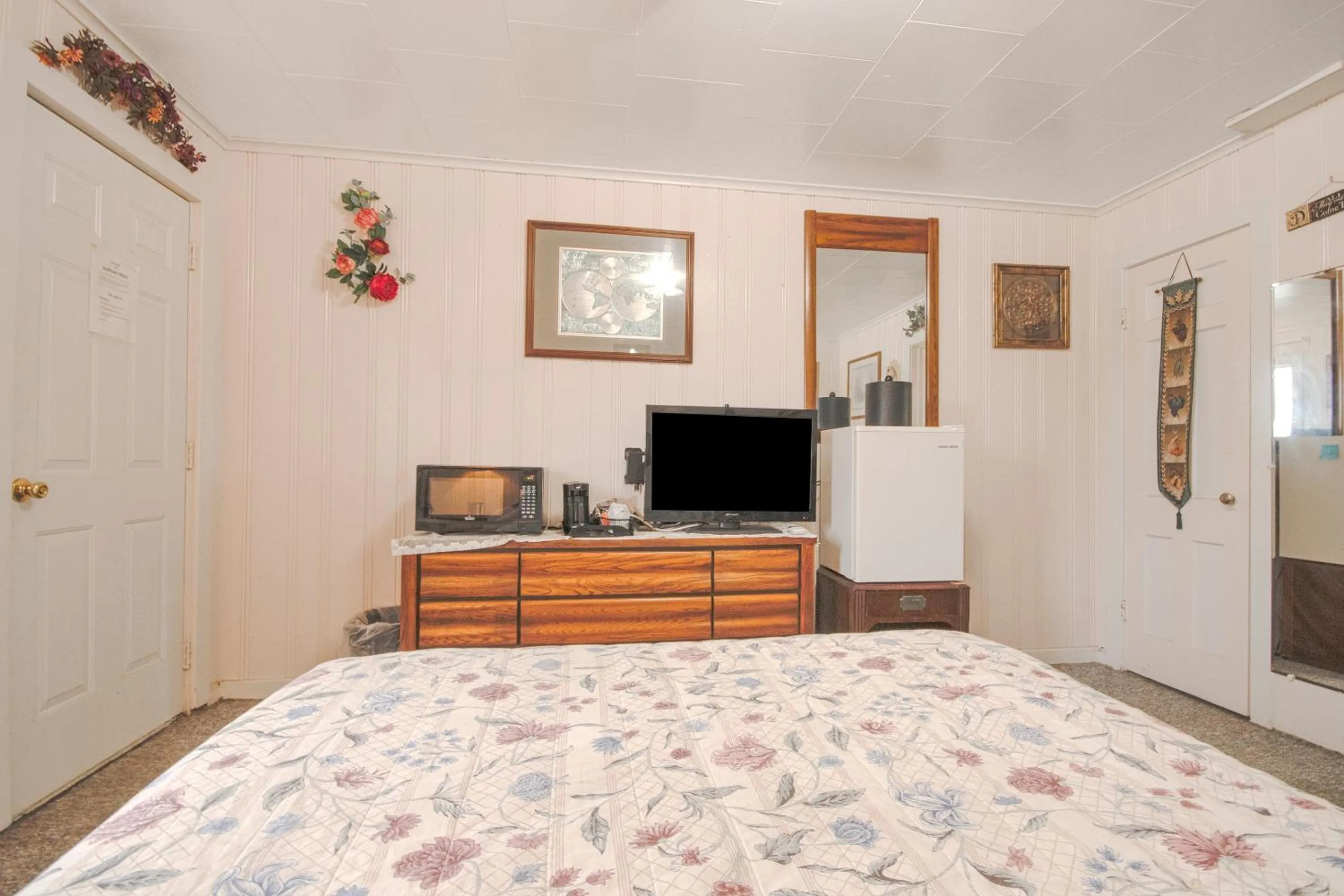 Bedroom, Bed in Sunflower Motel Hiawatha By OYO