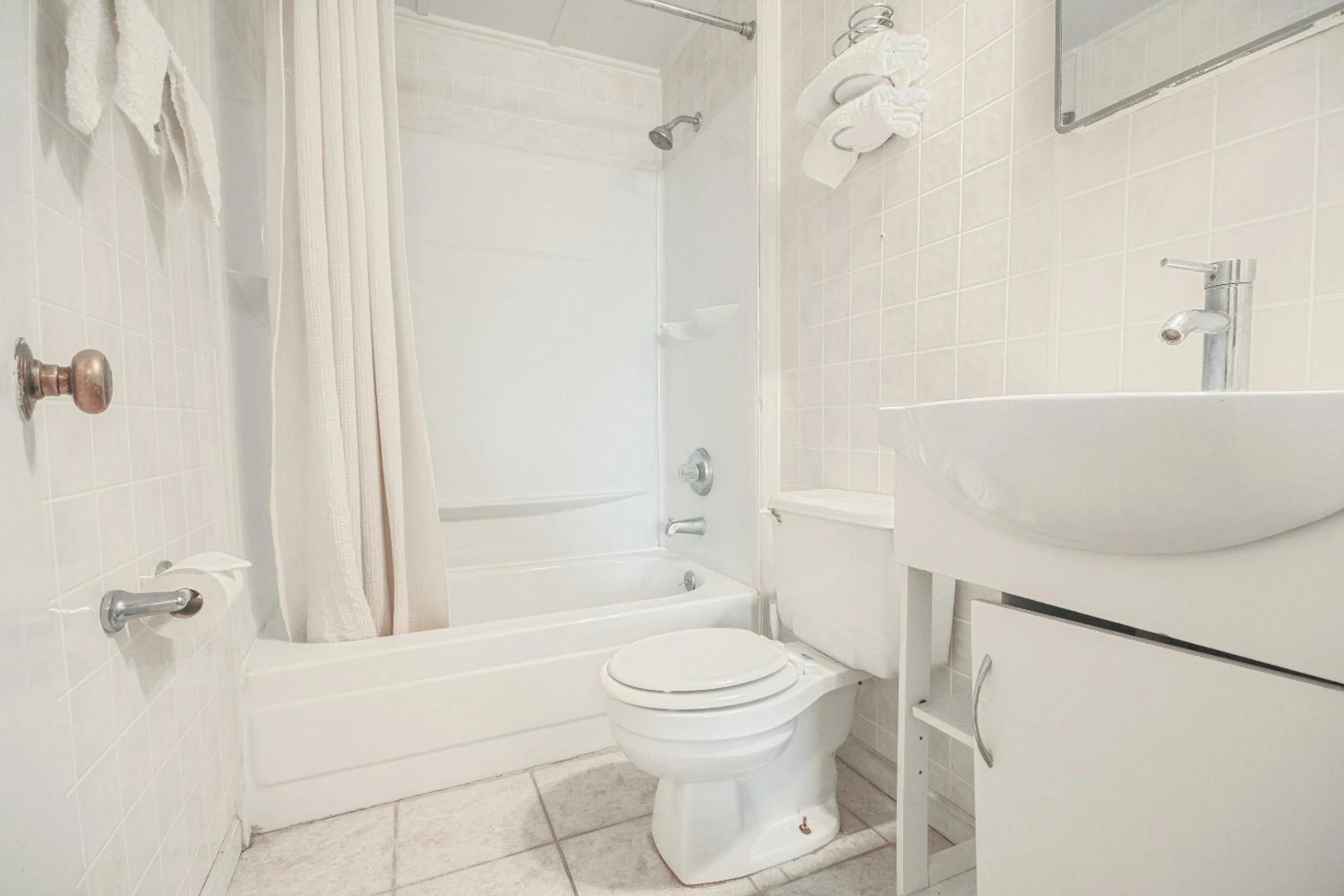 Bathroom in Sunflower Motel Hiawatha By OYO