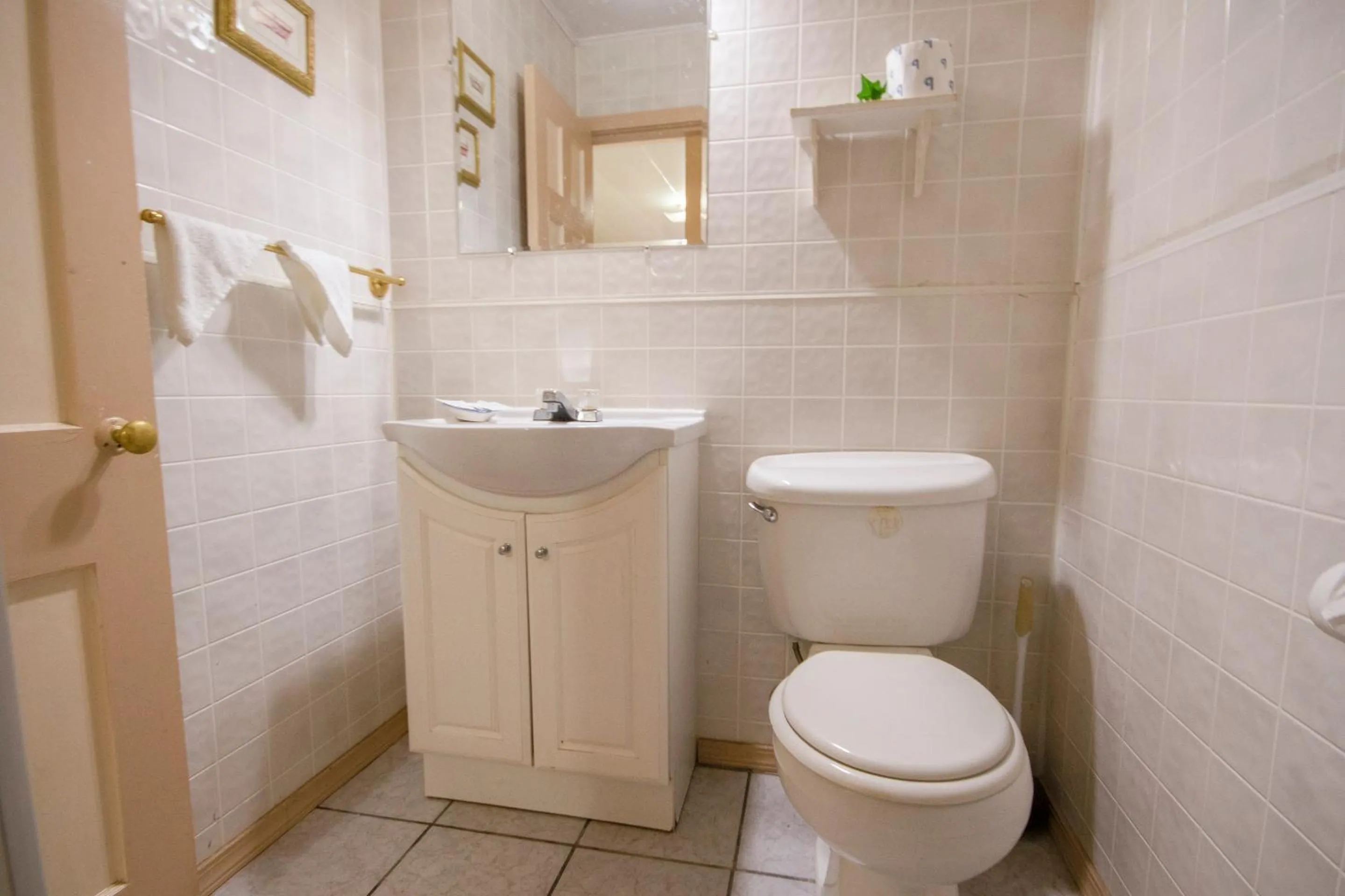 Bathroom in Sunflower Motel Hiawatha By OYO