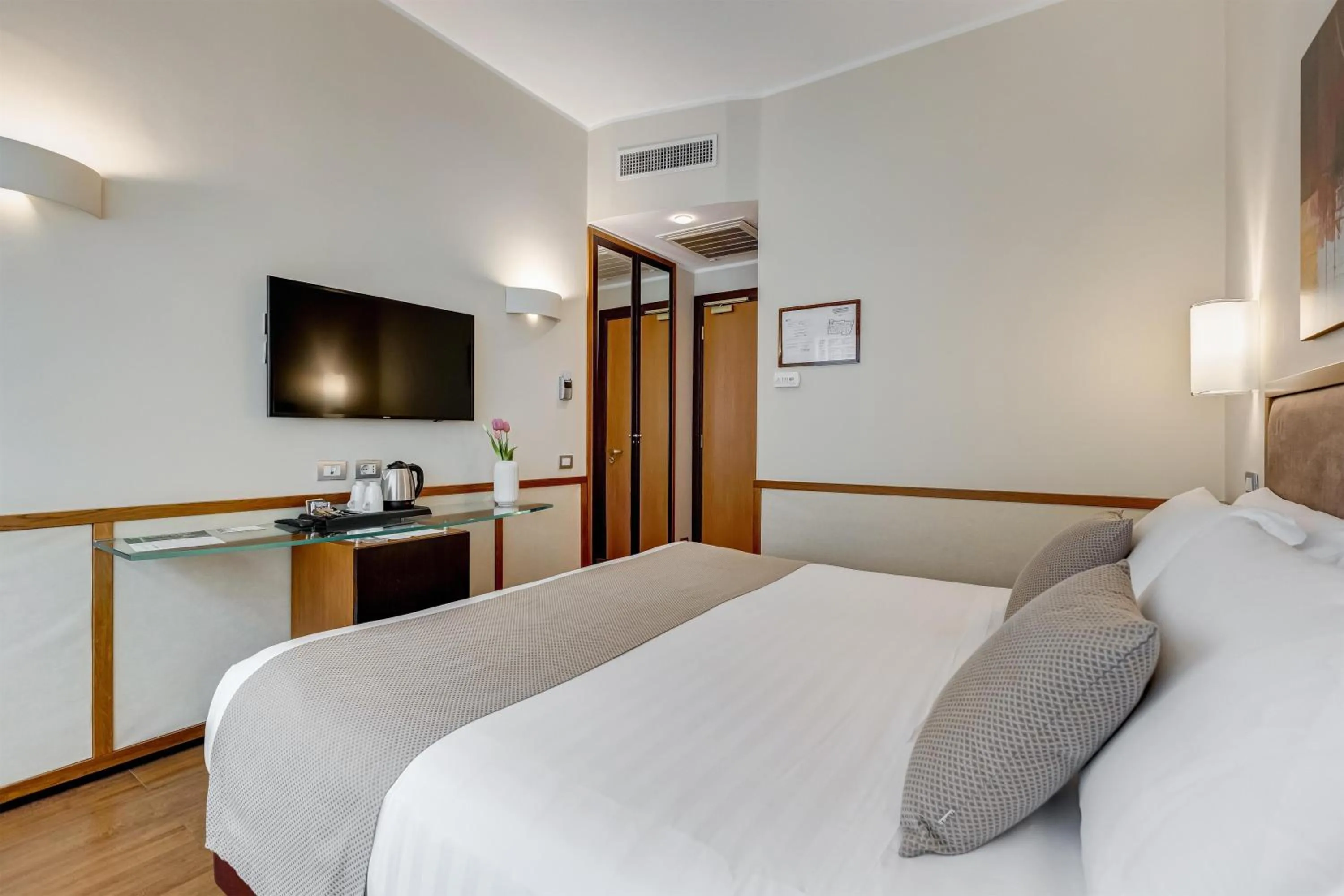 Photo of the whole room, Bed in Best Western Hotel Piccadilly