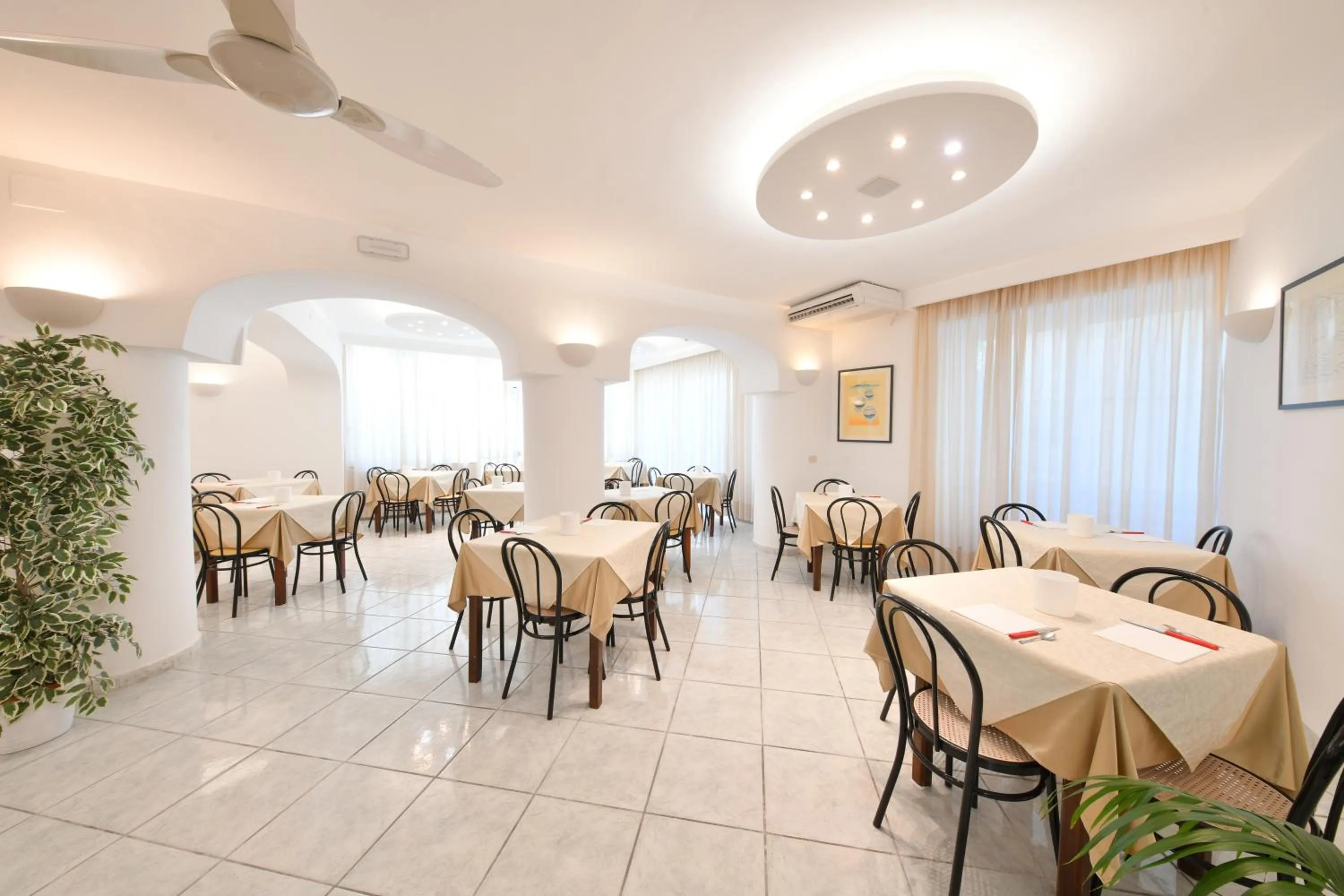 Restaurant/places to eat in Hotel Noris