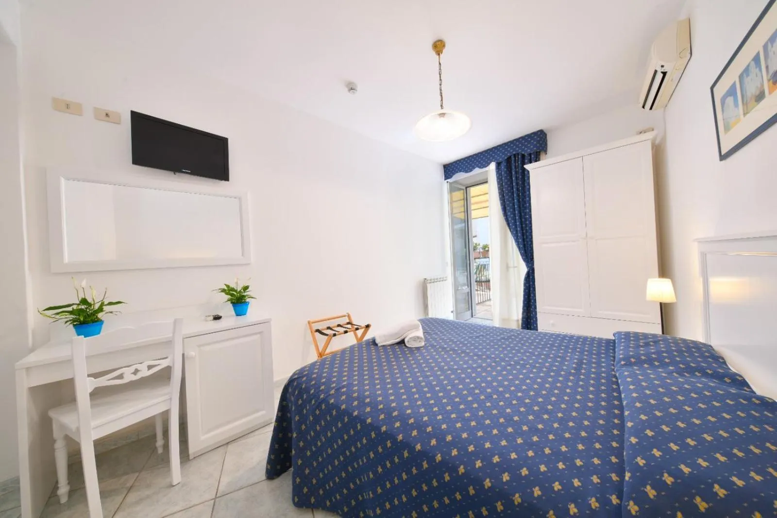 Balcony/Terrace, Bed in Hotel Noris