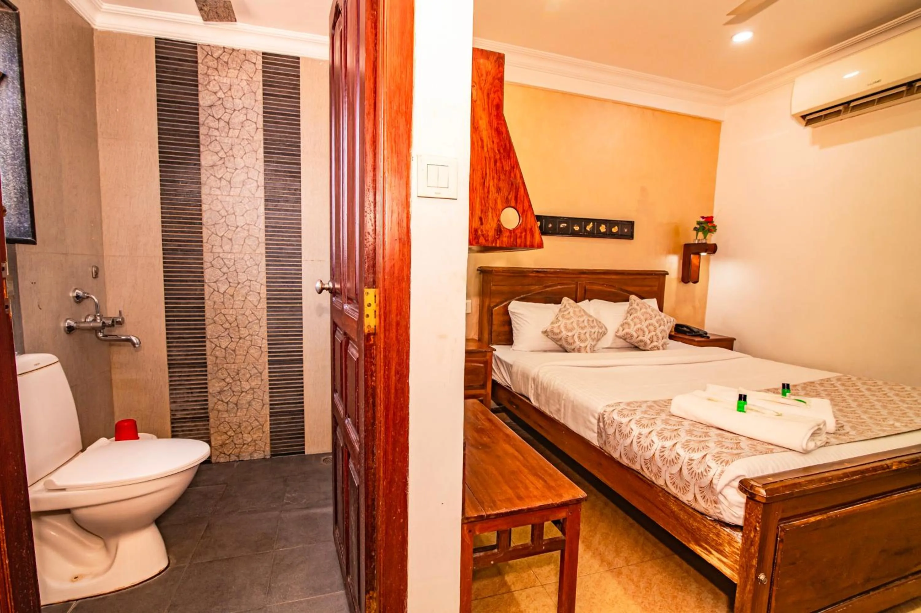 Bathroom, Bed in Hotel Mart View
