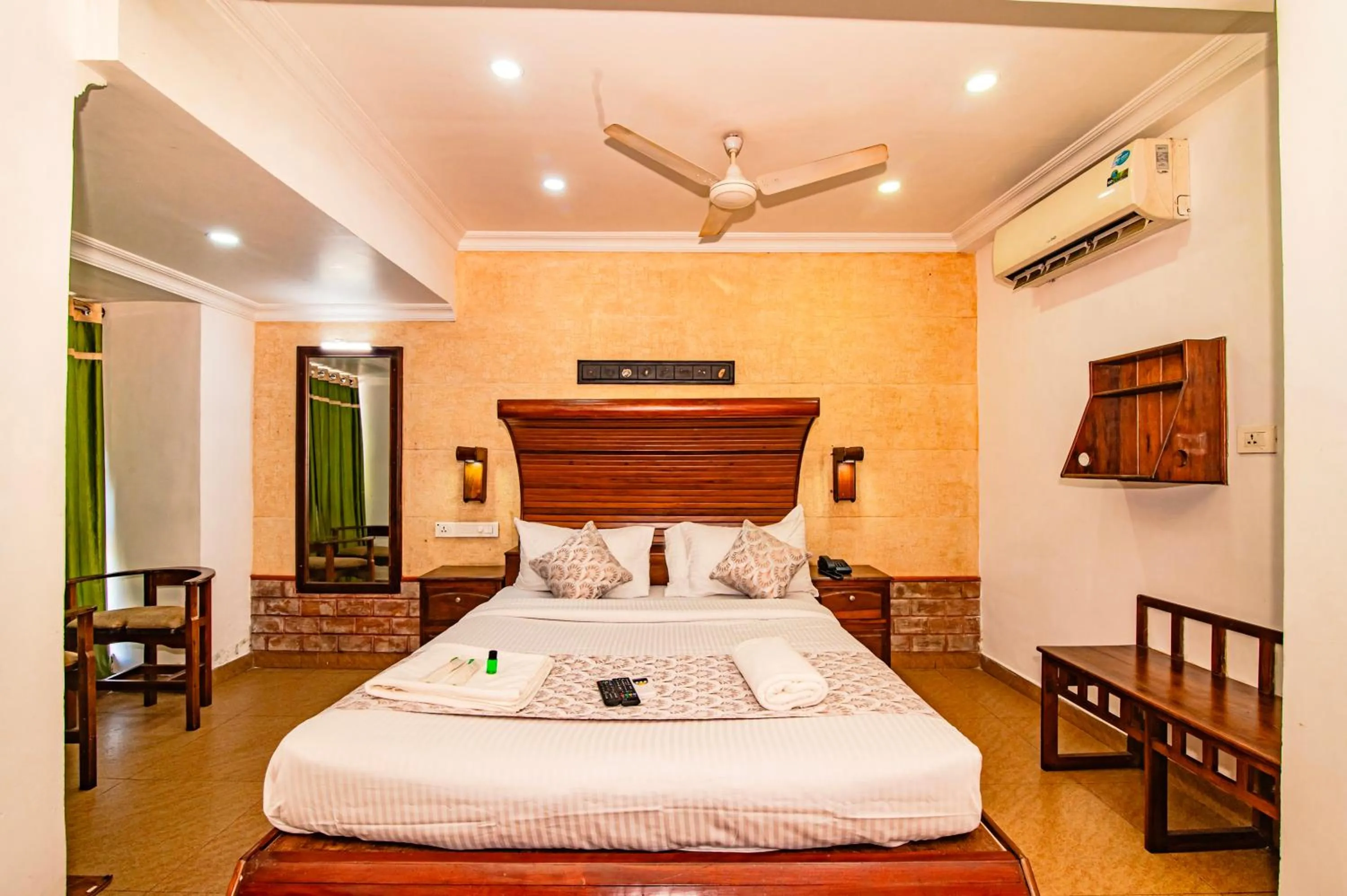 Photo of the whole room, Bed in Hotel Mart View