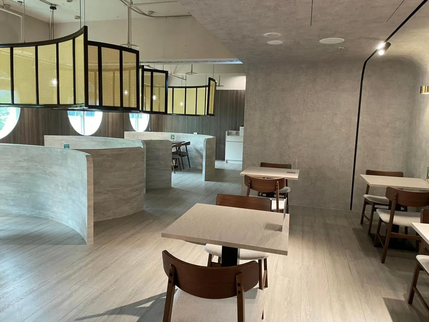 Restaurant/places to eat in Dahu Park Hotel