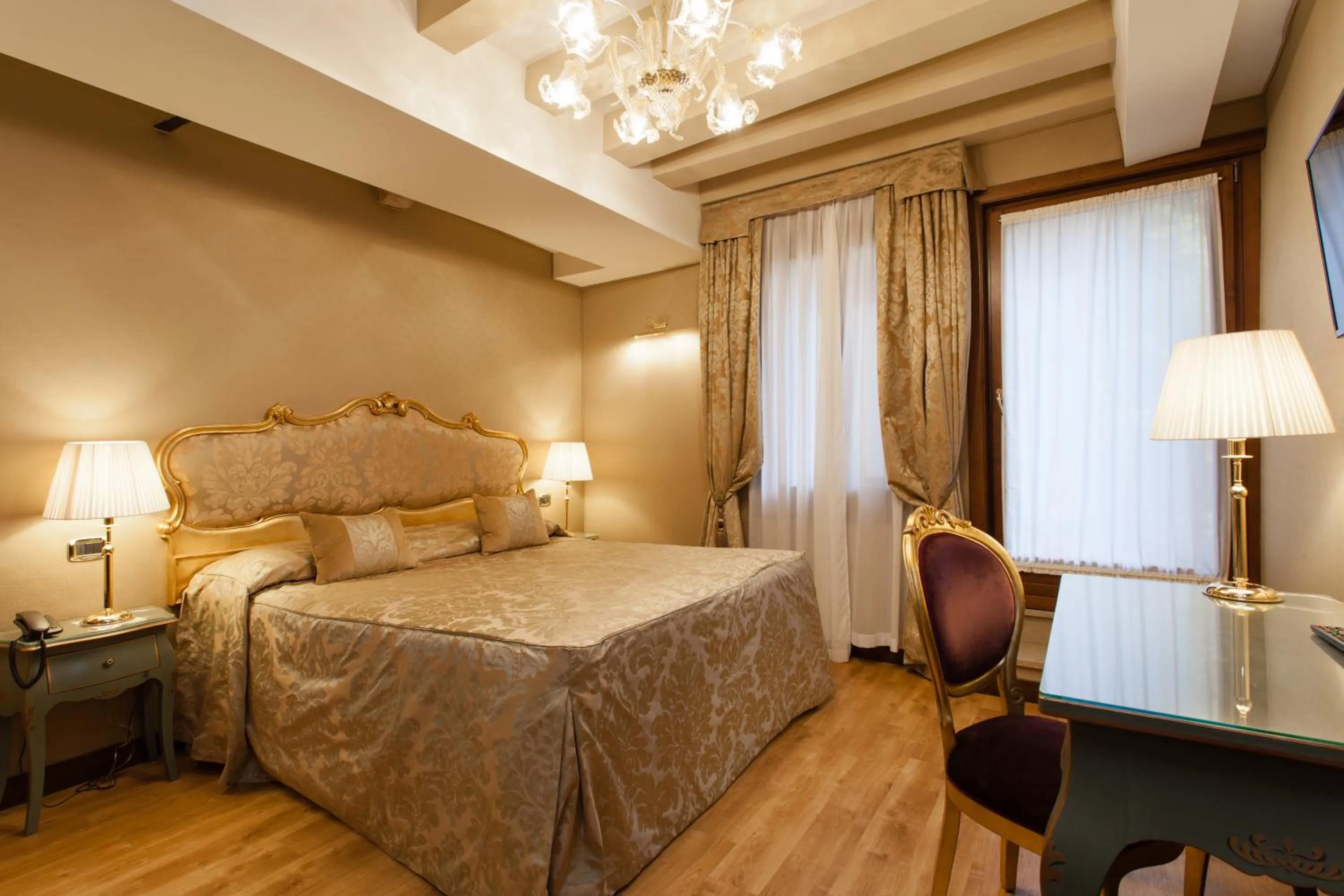 Photo of the whole room, Bed in Hotel Al Ponte Mocenigo