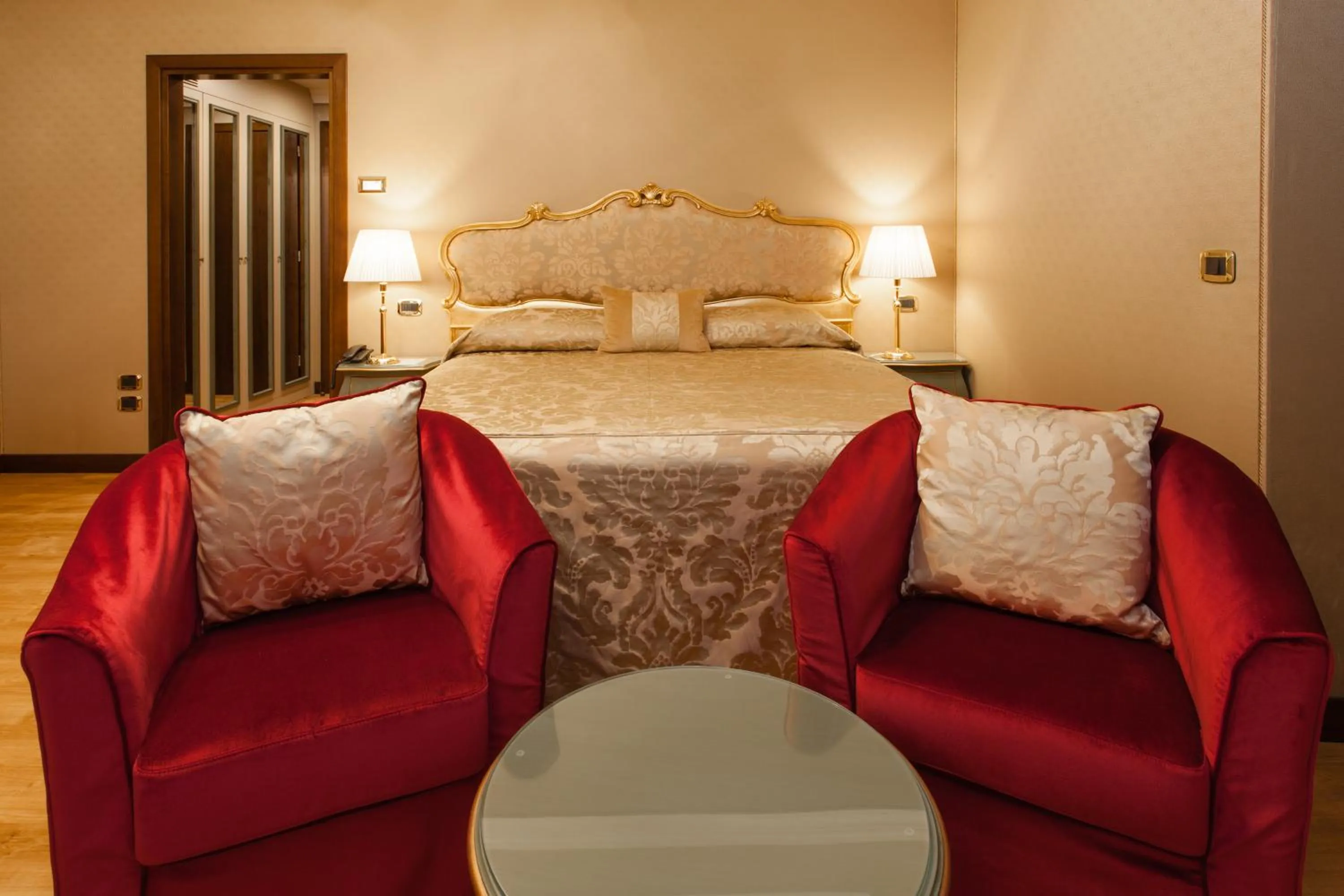 Photo of the whole room, Bed in Hotel Al Ponte Mocenigo