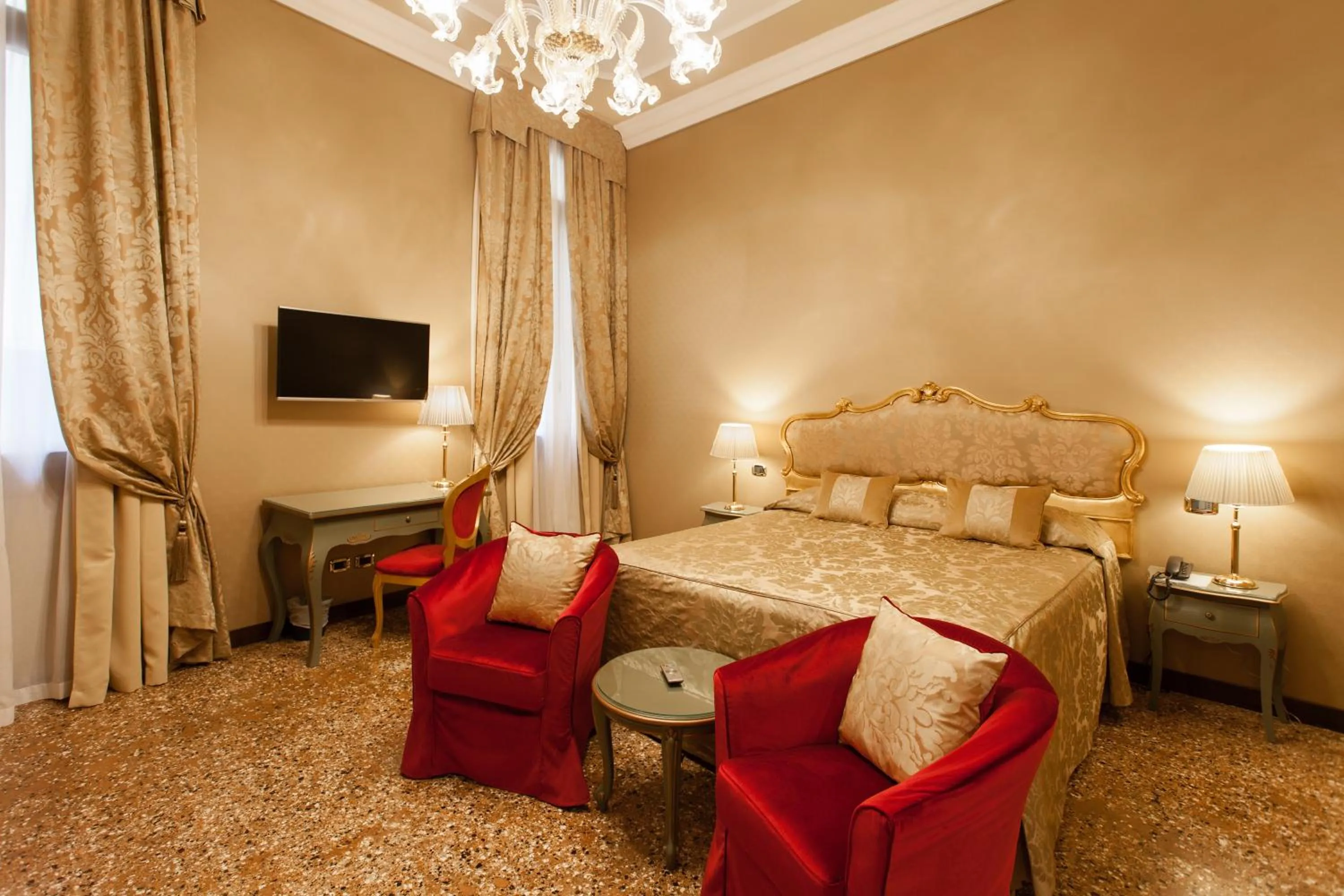 Photo of the whole room, Bed in Hotel Al Ponte Mocenigo