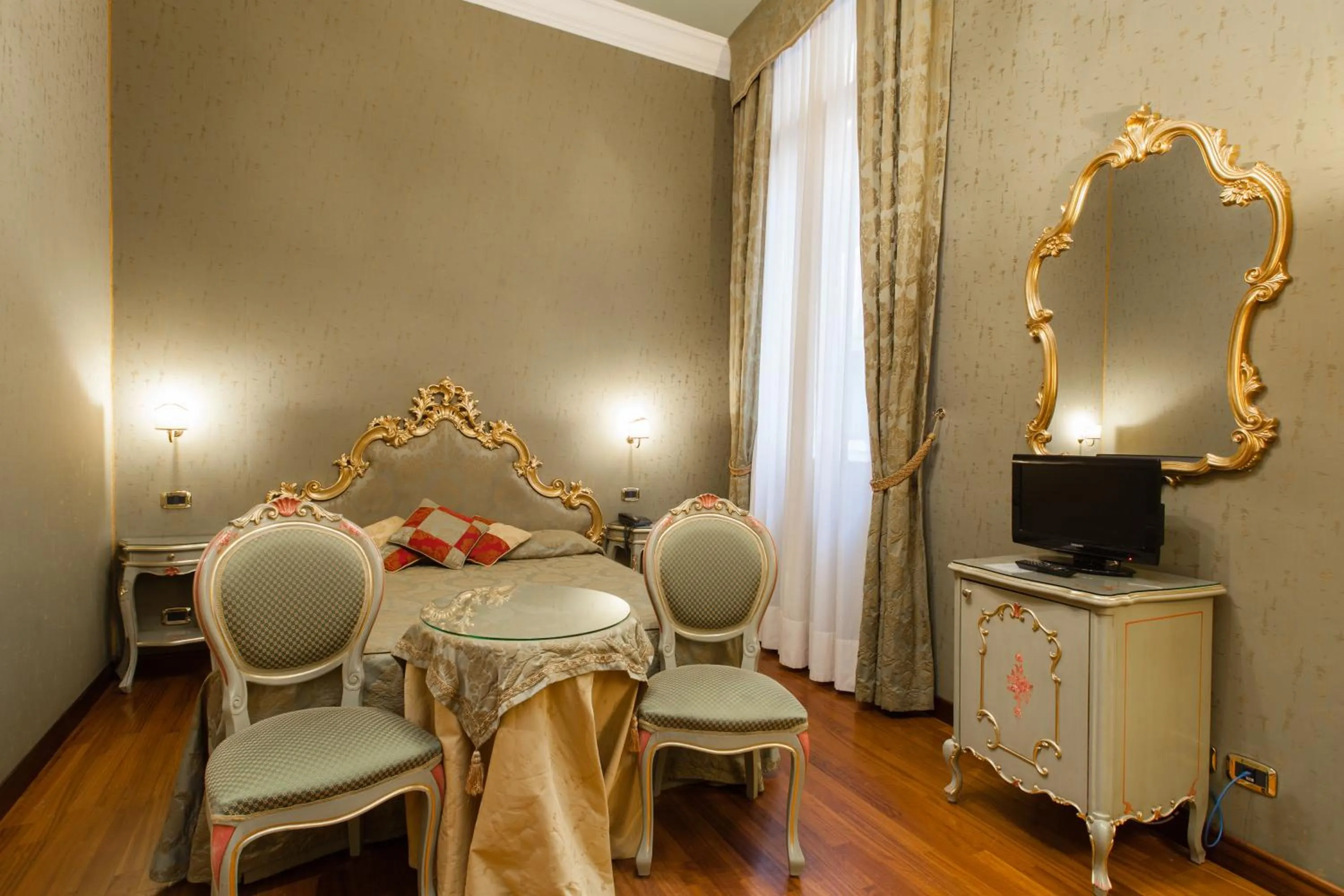 Photo of the whole room in Hotel Al Ponte Mocenigo