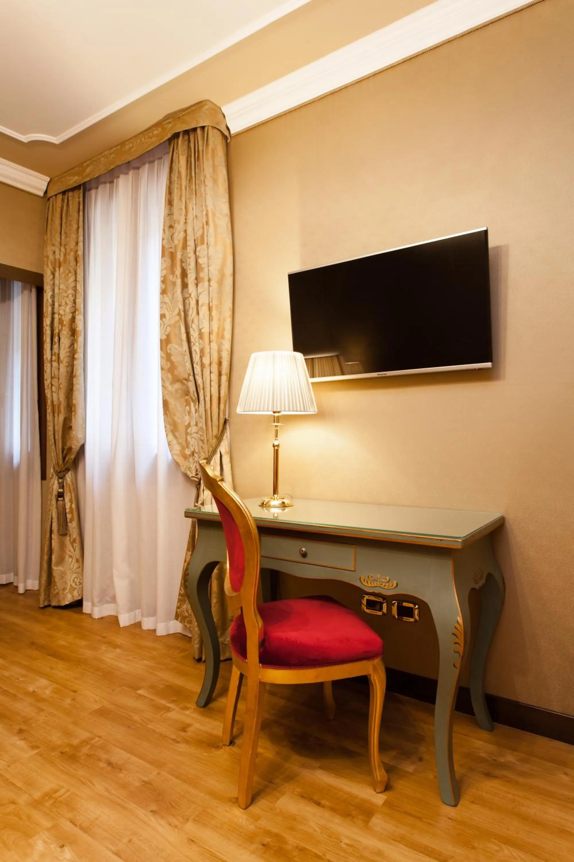 TV and multimedia in Hotel Al Ponte Mocenigo