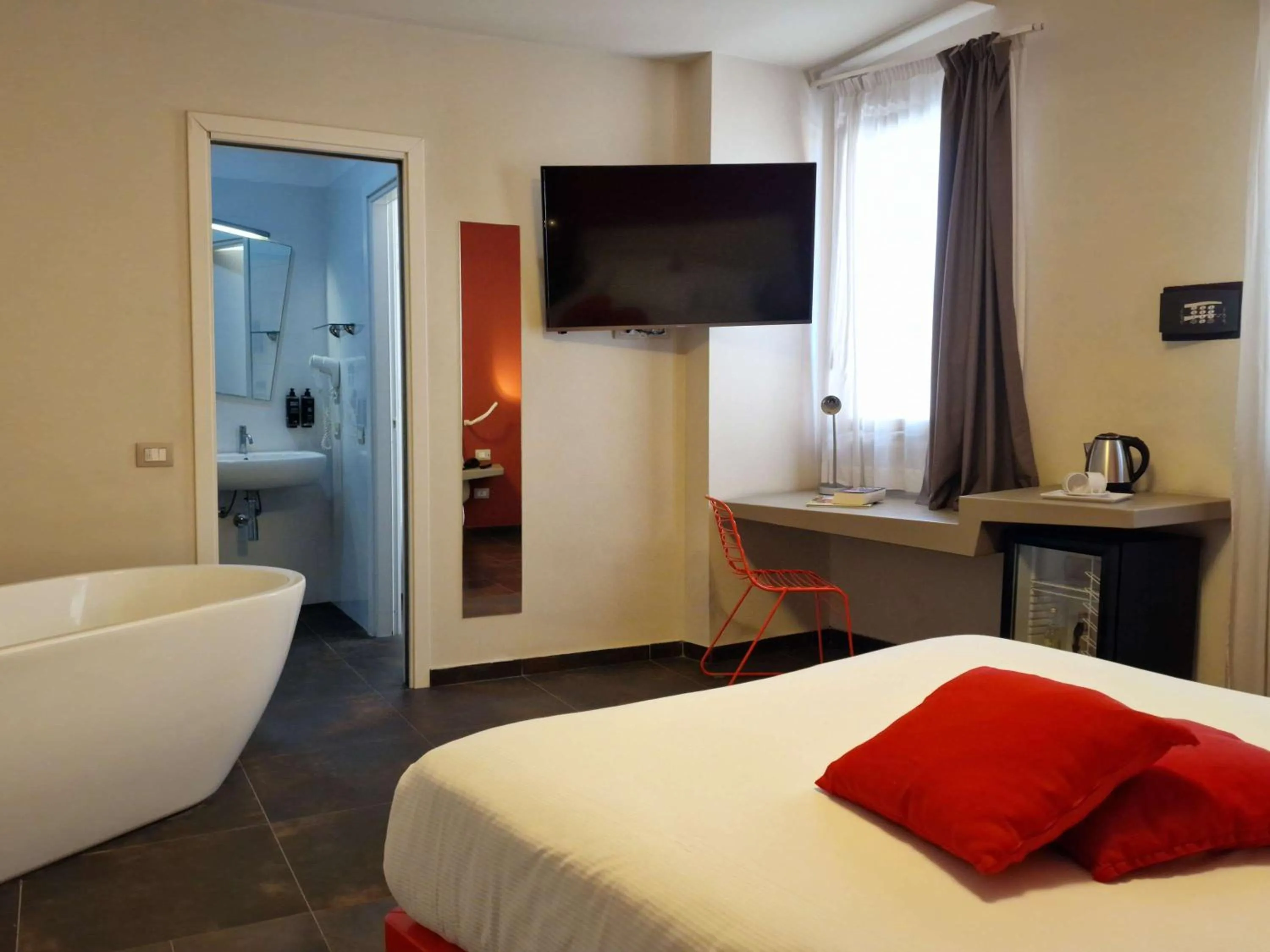 Bathroom, Bed in President Hotel Palermo