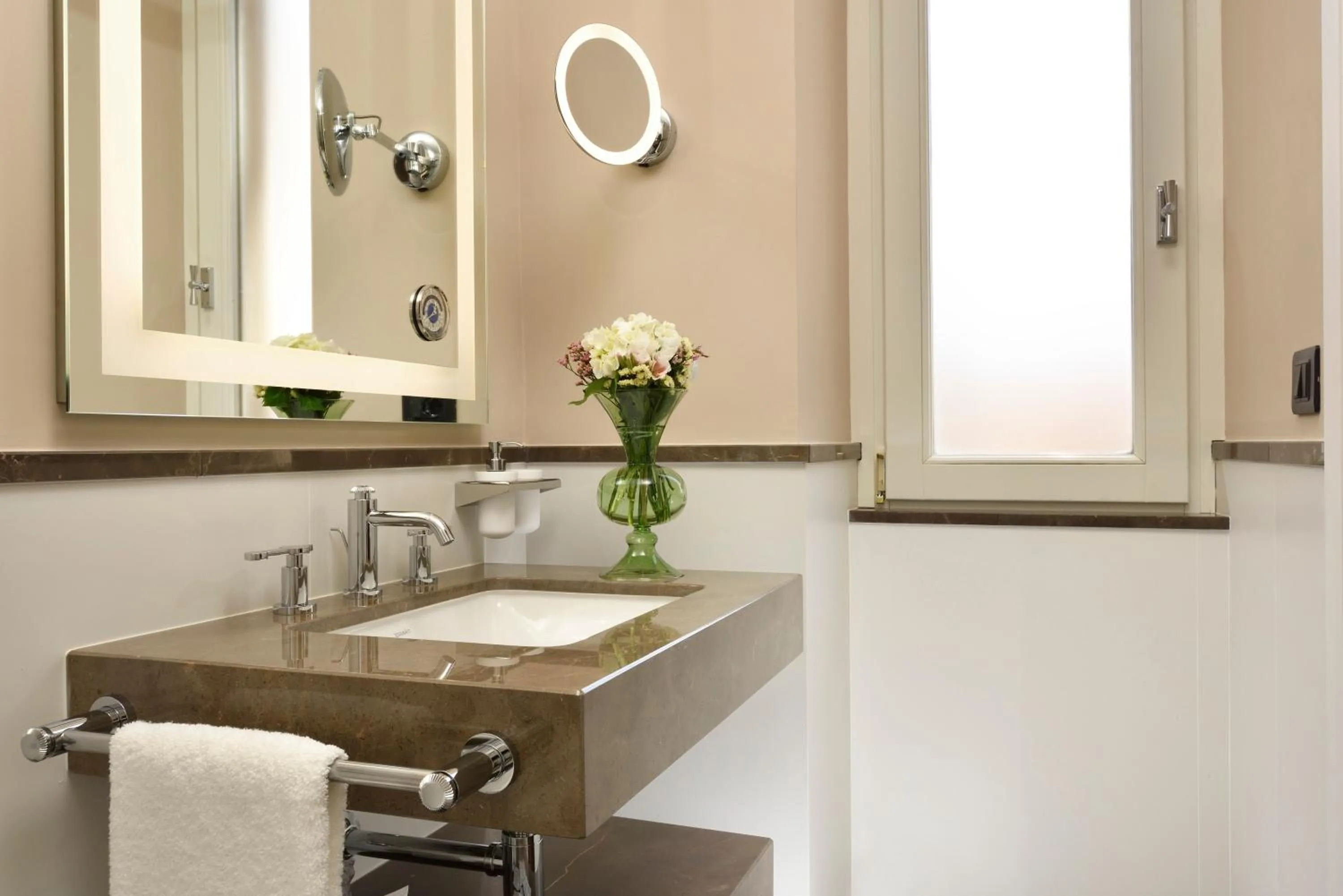 Bathroom in Hotel L'Orologio Roma - WTB Hotels