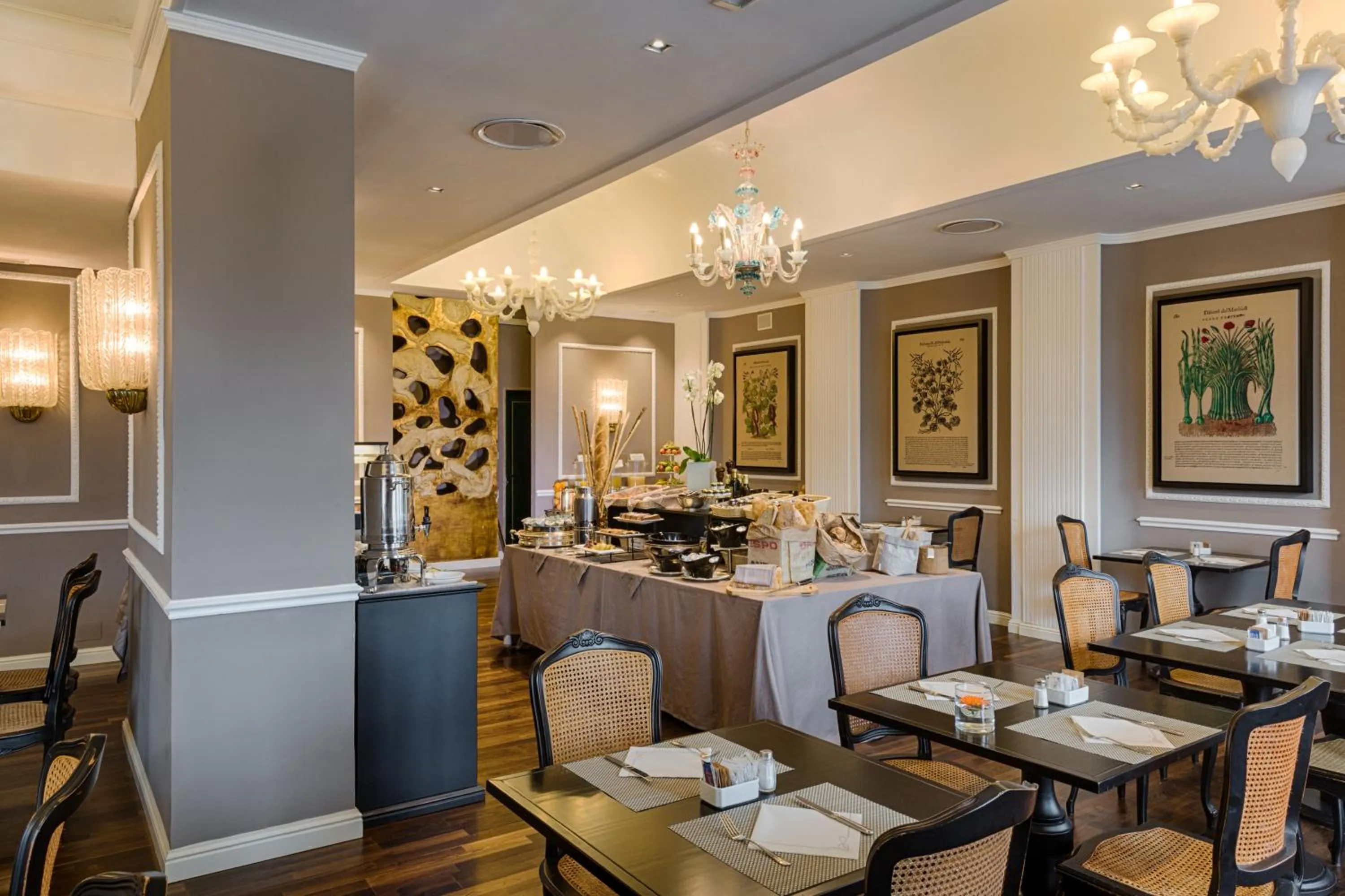 Restaurant/places to eat in Plaza Hotel Lucchesi