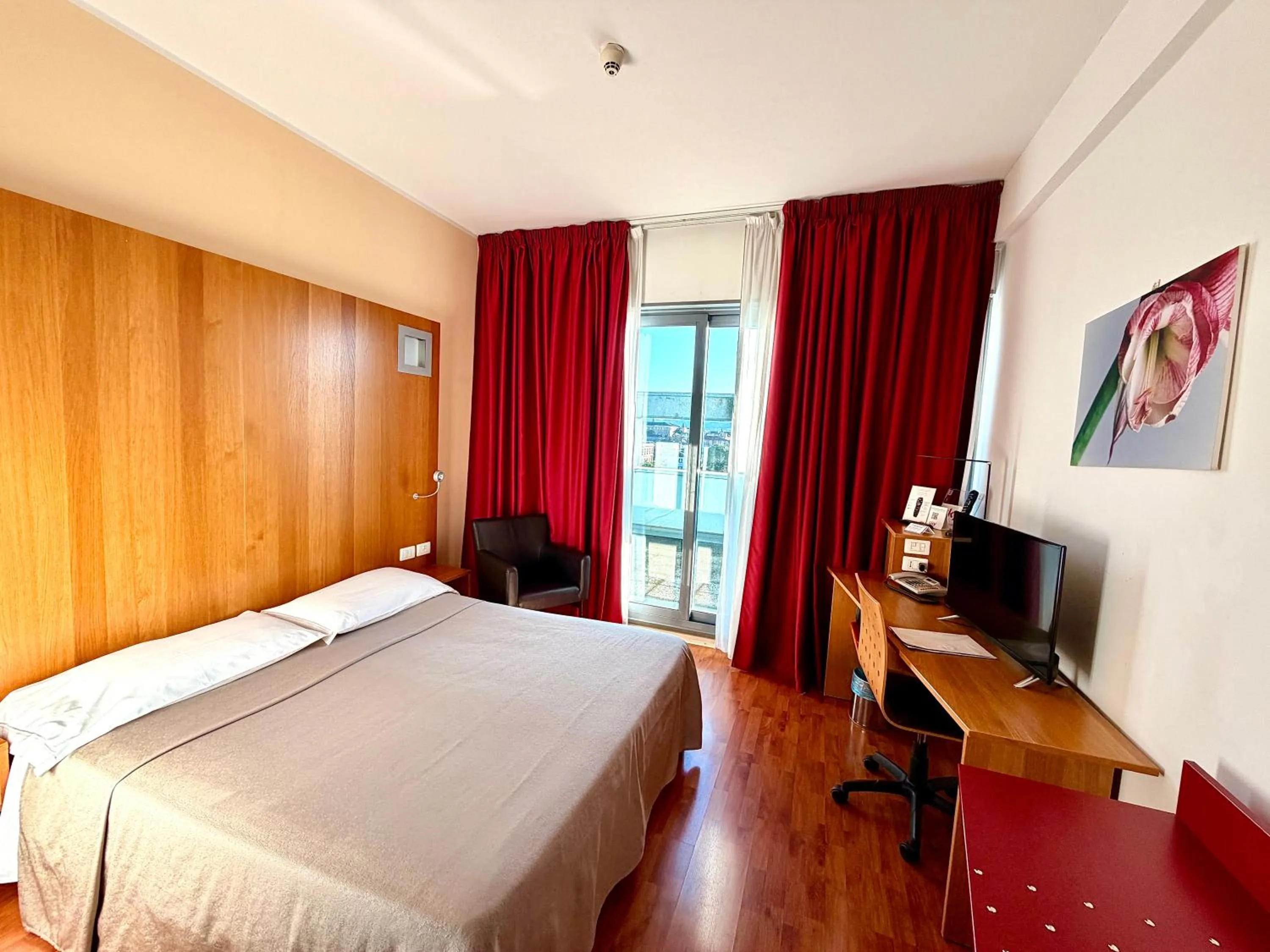 Balcony/Terrace, Bed in Executive Hotel