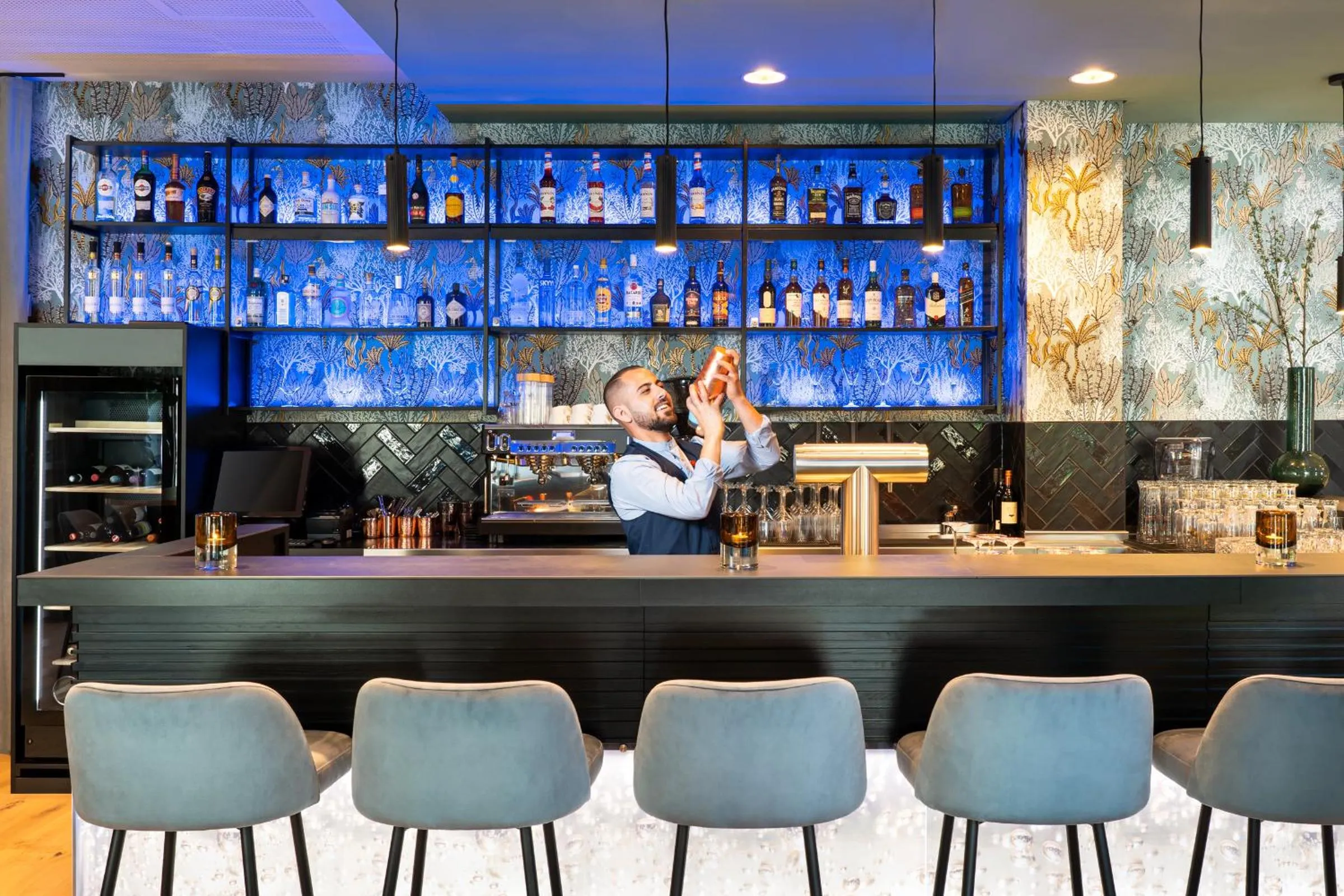 Lounge or bar in Leonardo Hotel Hamburg Altona