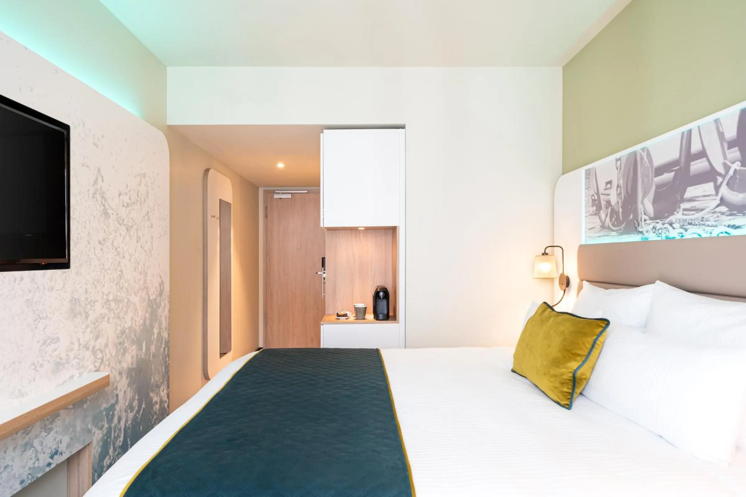 TV and multimedia, Bed in Leonardo Hotel Hamburg Altona