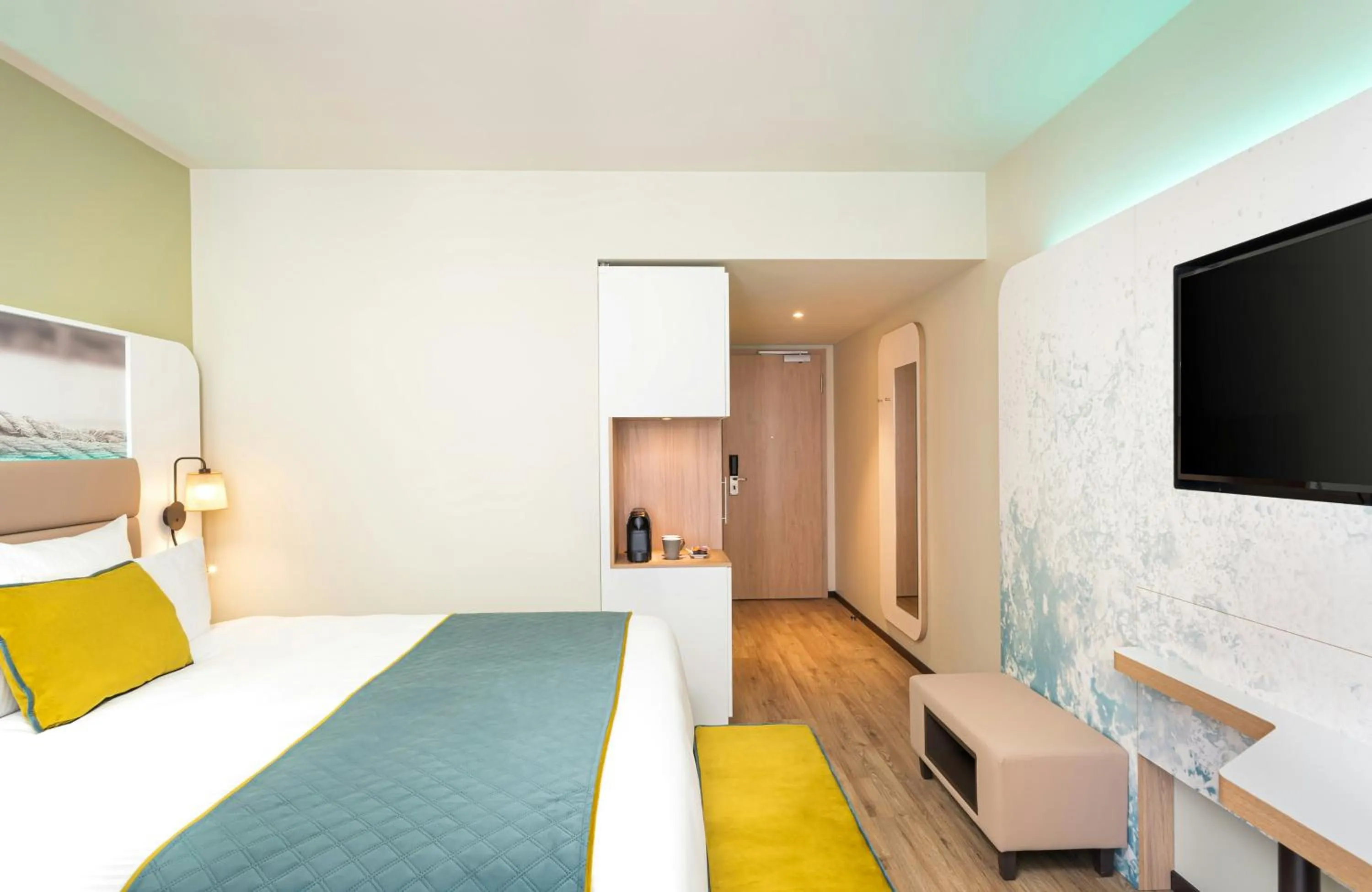 Photo of the whole room, Bed in Leonardo Hotel Hamburg Altona