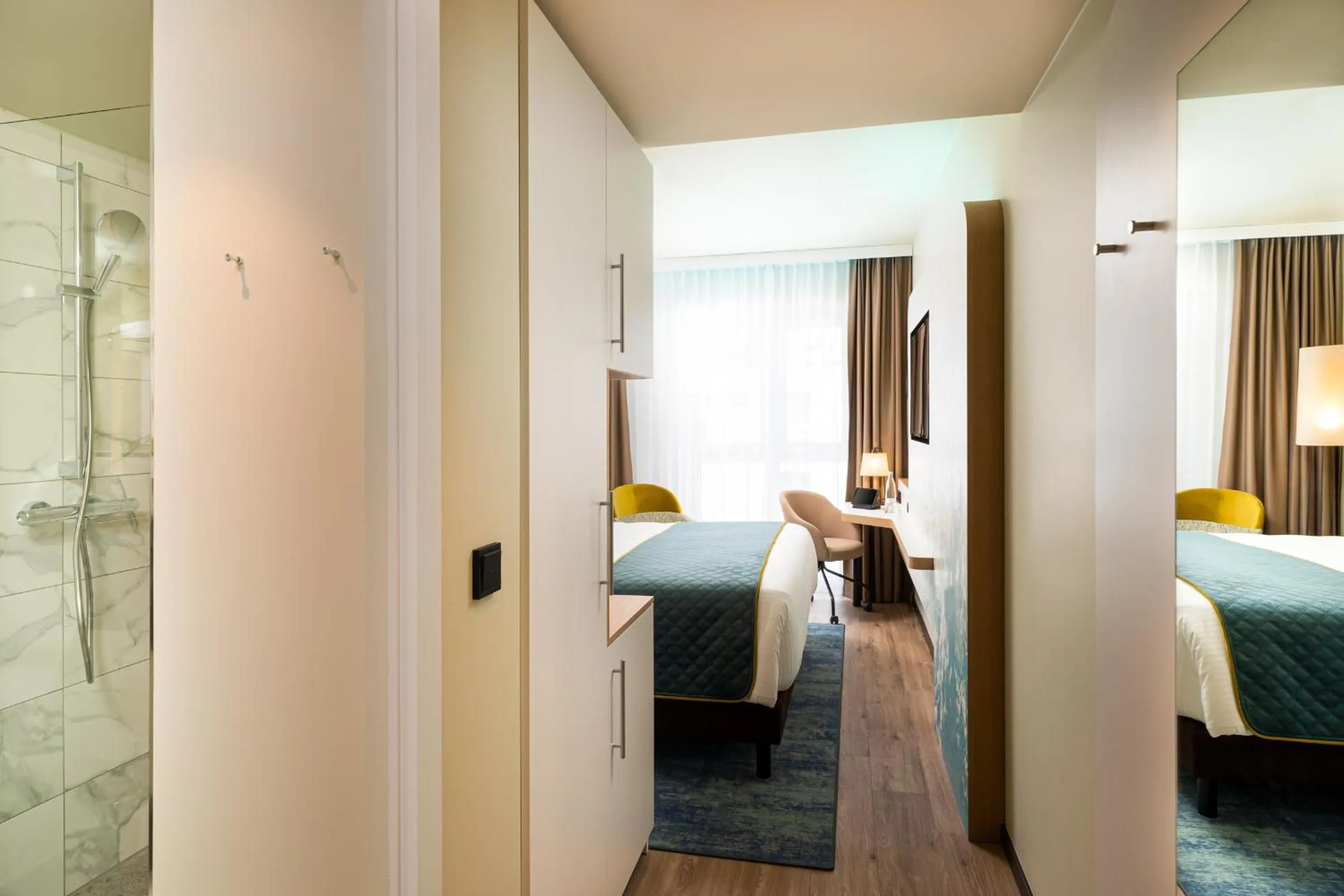 Bedroom, Bed in Leonardo Hotel Hamburg Altona