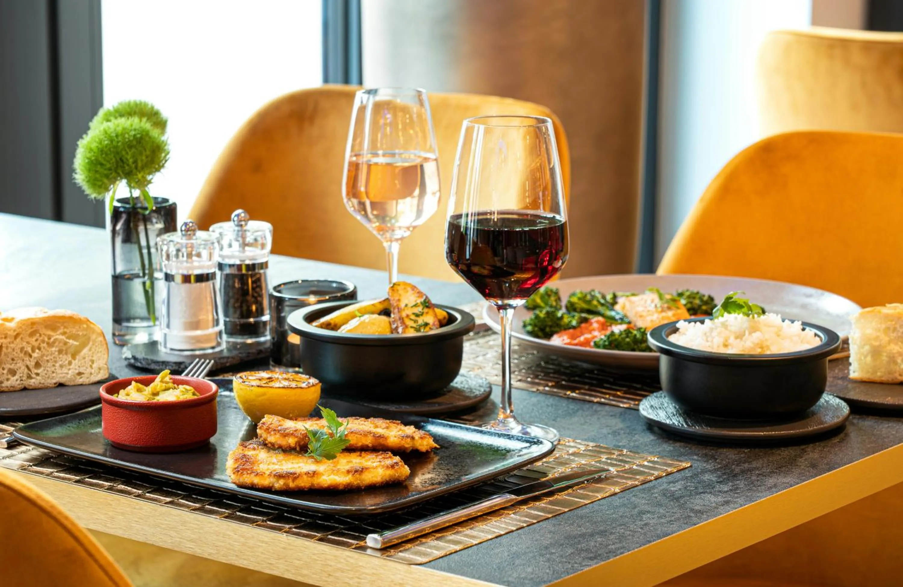 Restaurant/places to eat in Leonardo Hotel Hamburg Altona