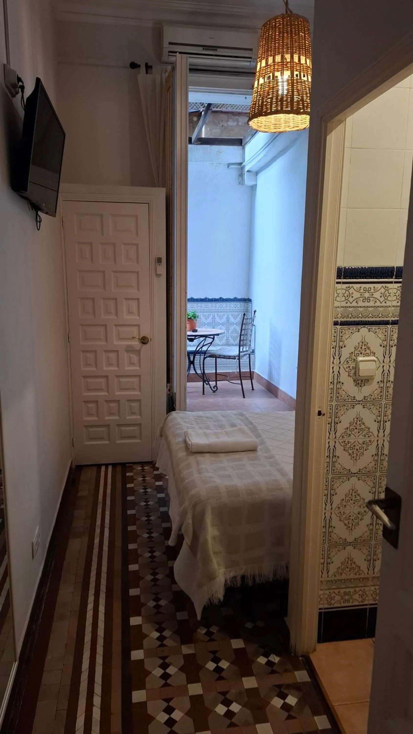 TV and multimedia, Bed in Casa Consell Bailen, Guest House