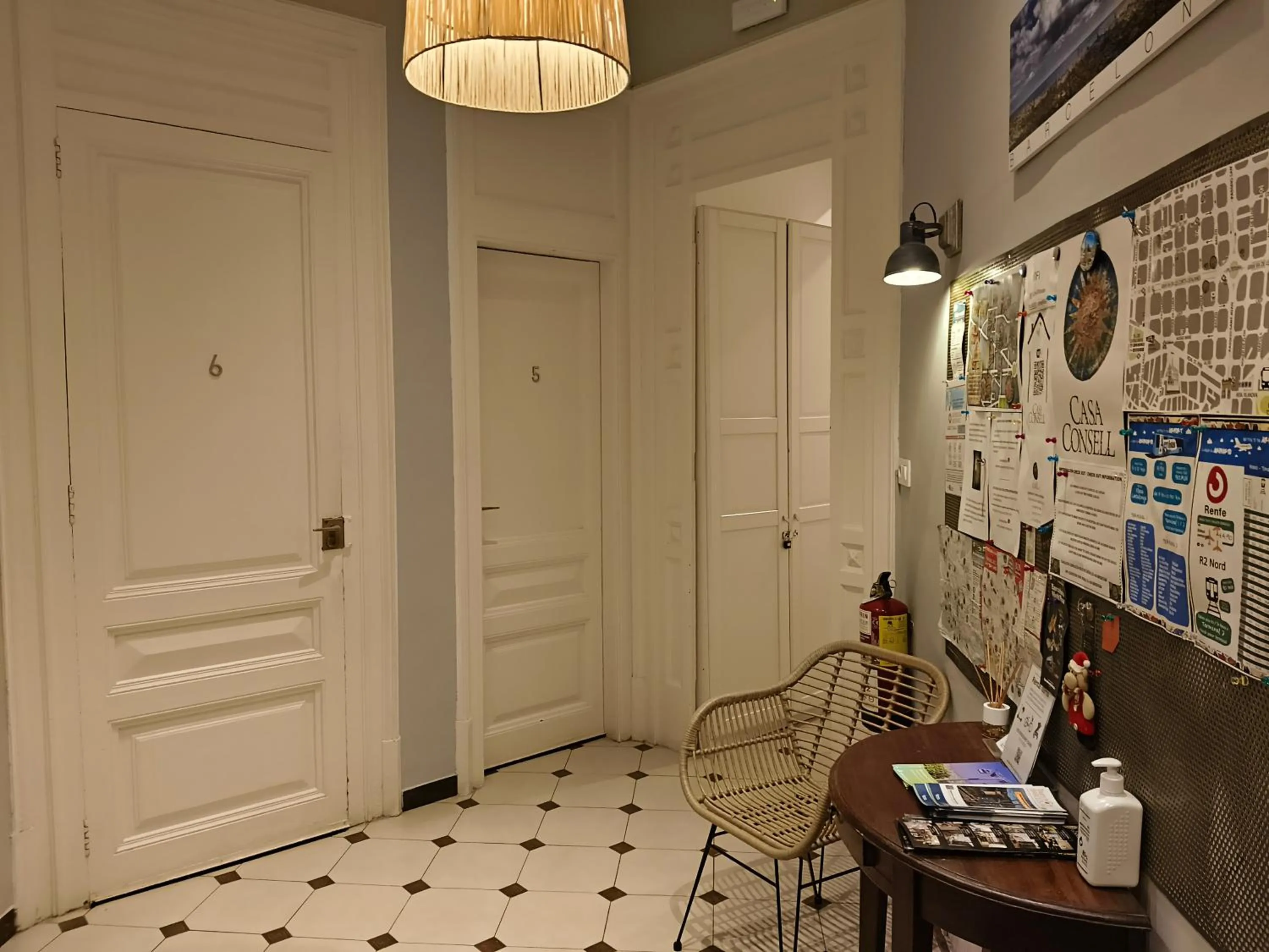 Communal kitchen in Casa Consell Bailen, Guest House