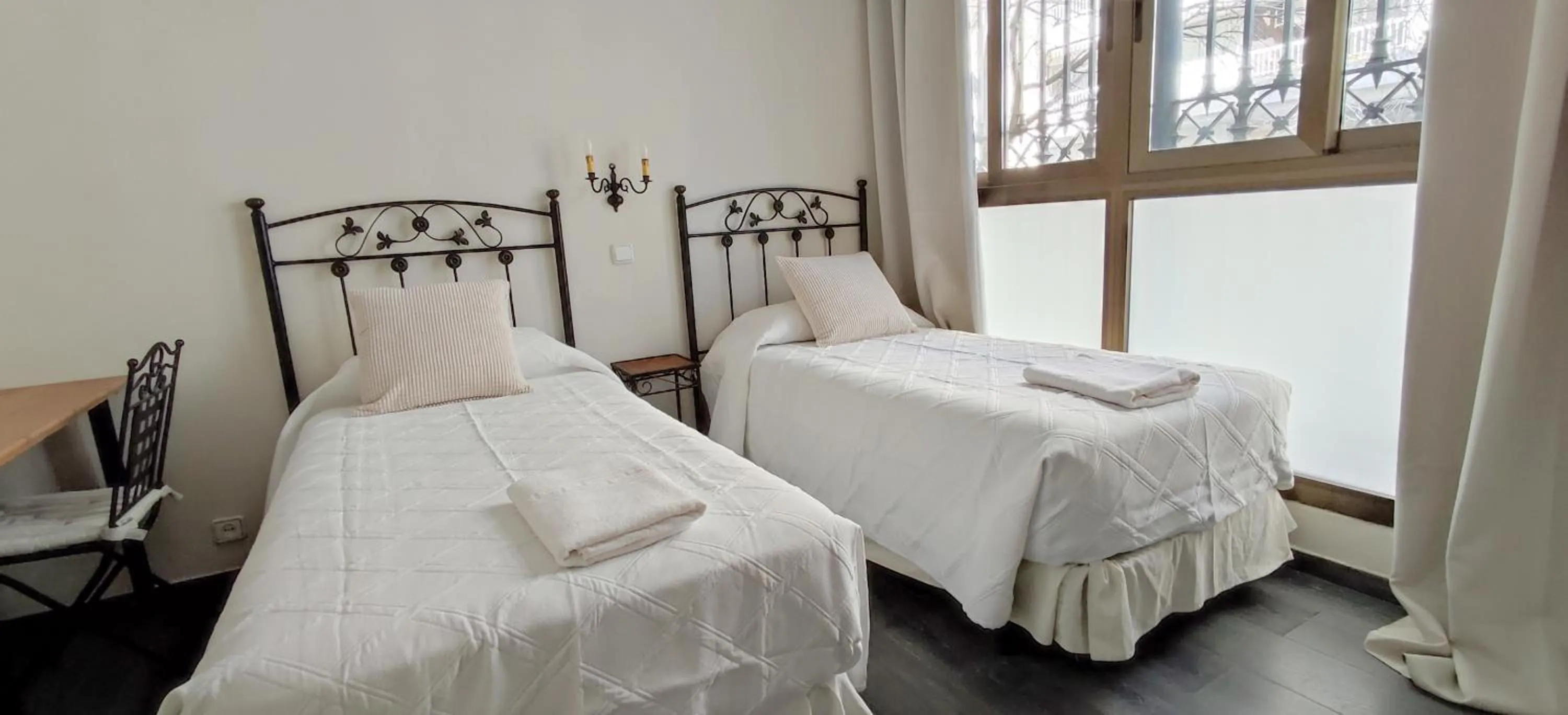Bed in Casa Consell Bailen, Guest House