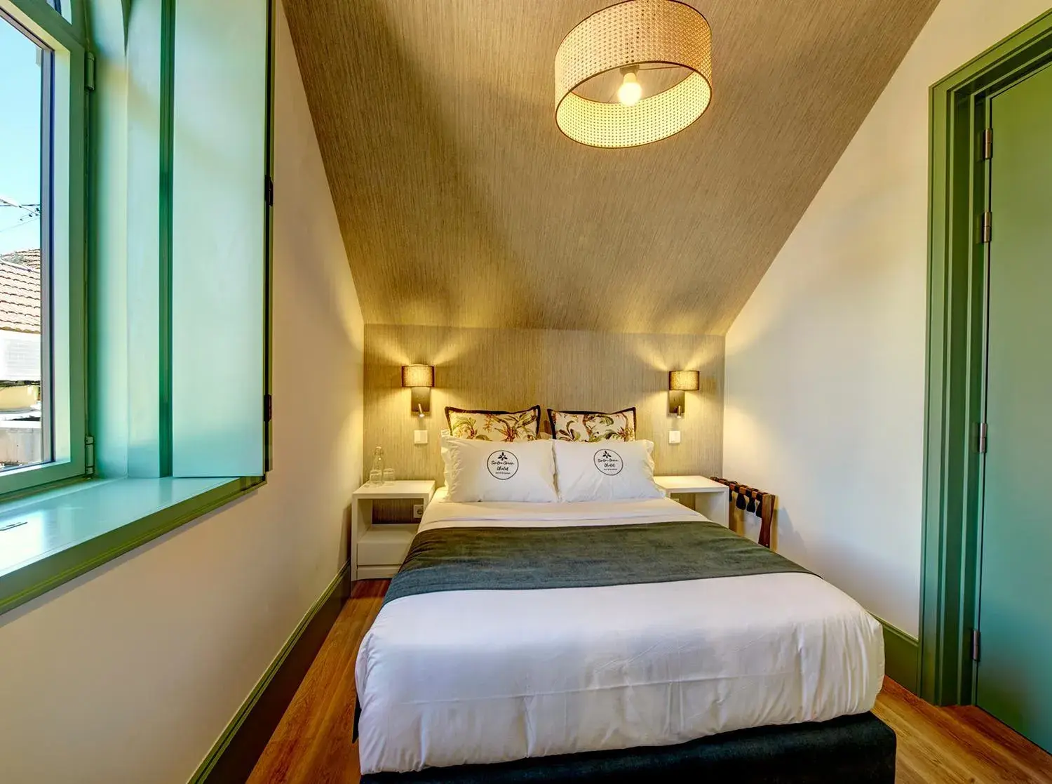 Double Room in Sintra Green Chalet Bed & Breakfast Double Room in Sintra Green Chalet Bed & Breakfast