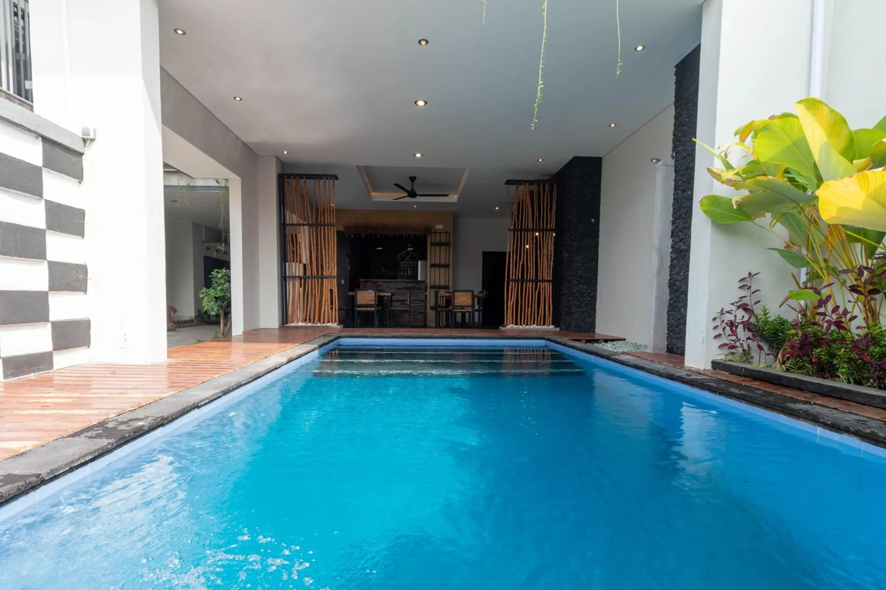 Swimming pool in Josh Guest House