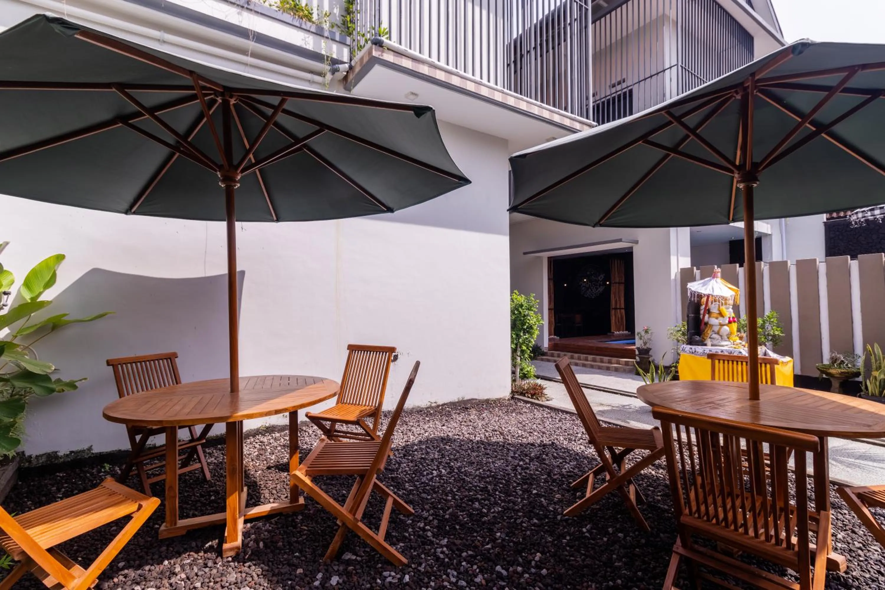 Restaurant/places to eat in Josh Guest House