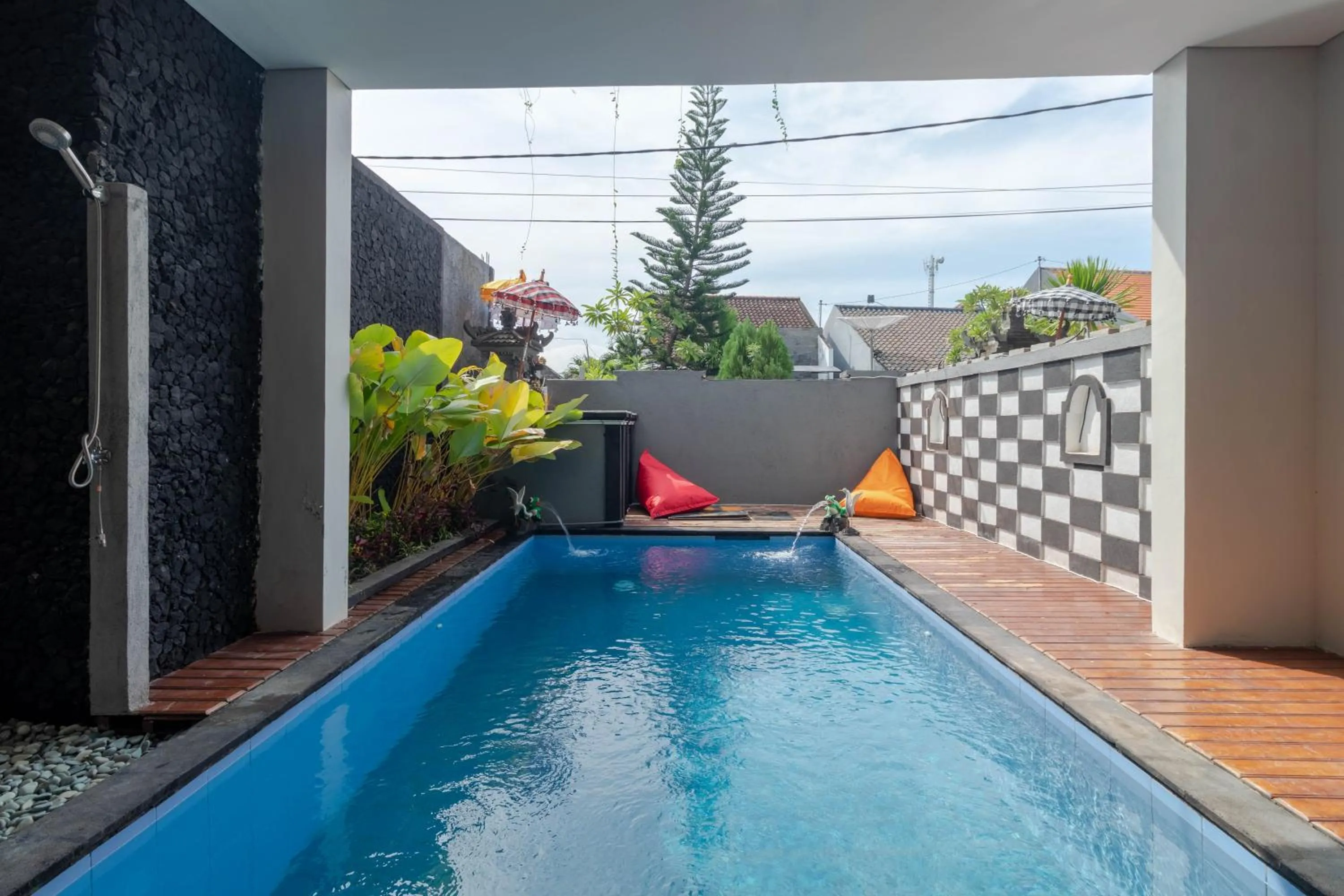 Swimming pool in Josh Guest House
