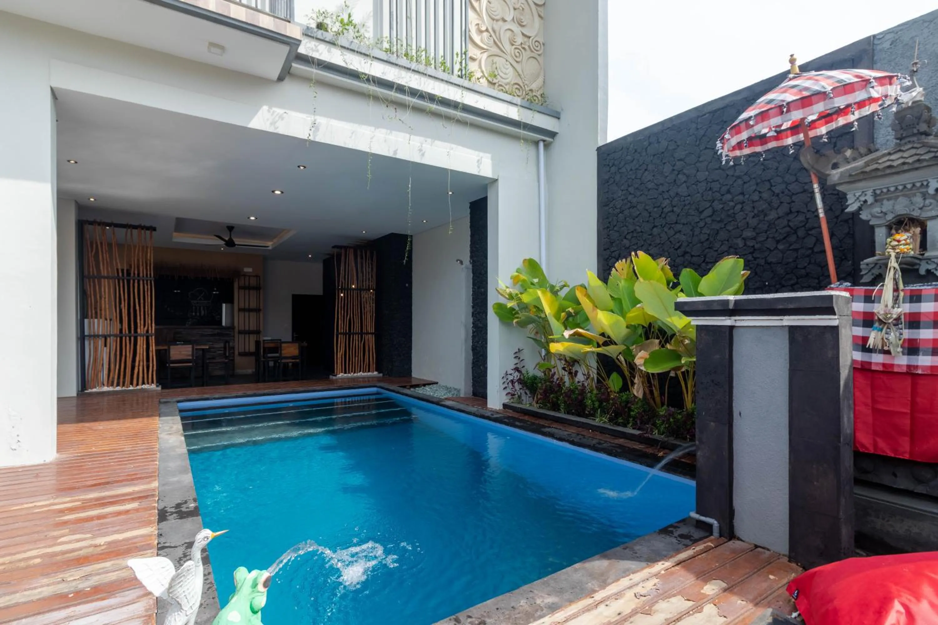 Swimming pool in Josh Guest House