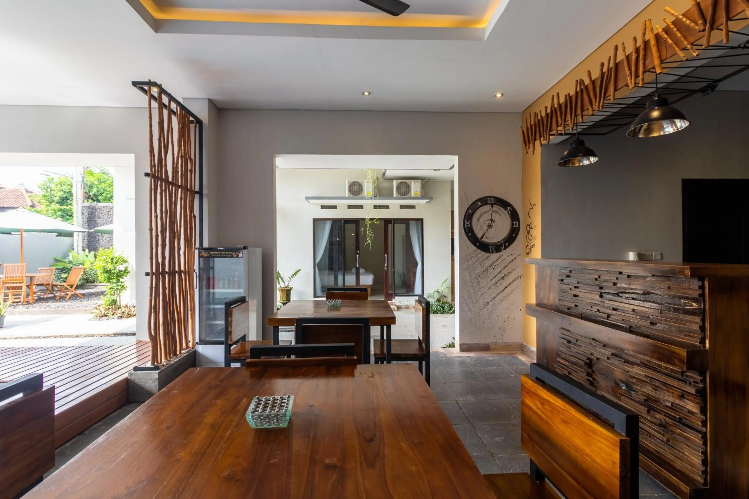 Restaurant/places to eat in Josh Guest House