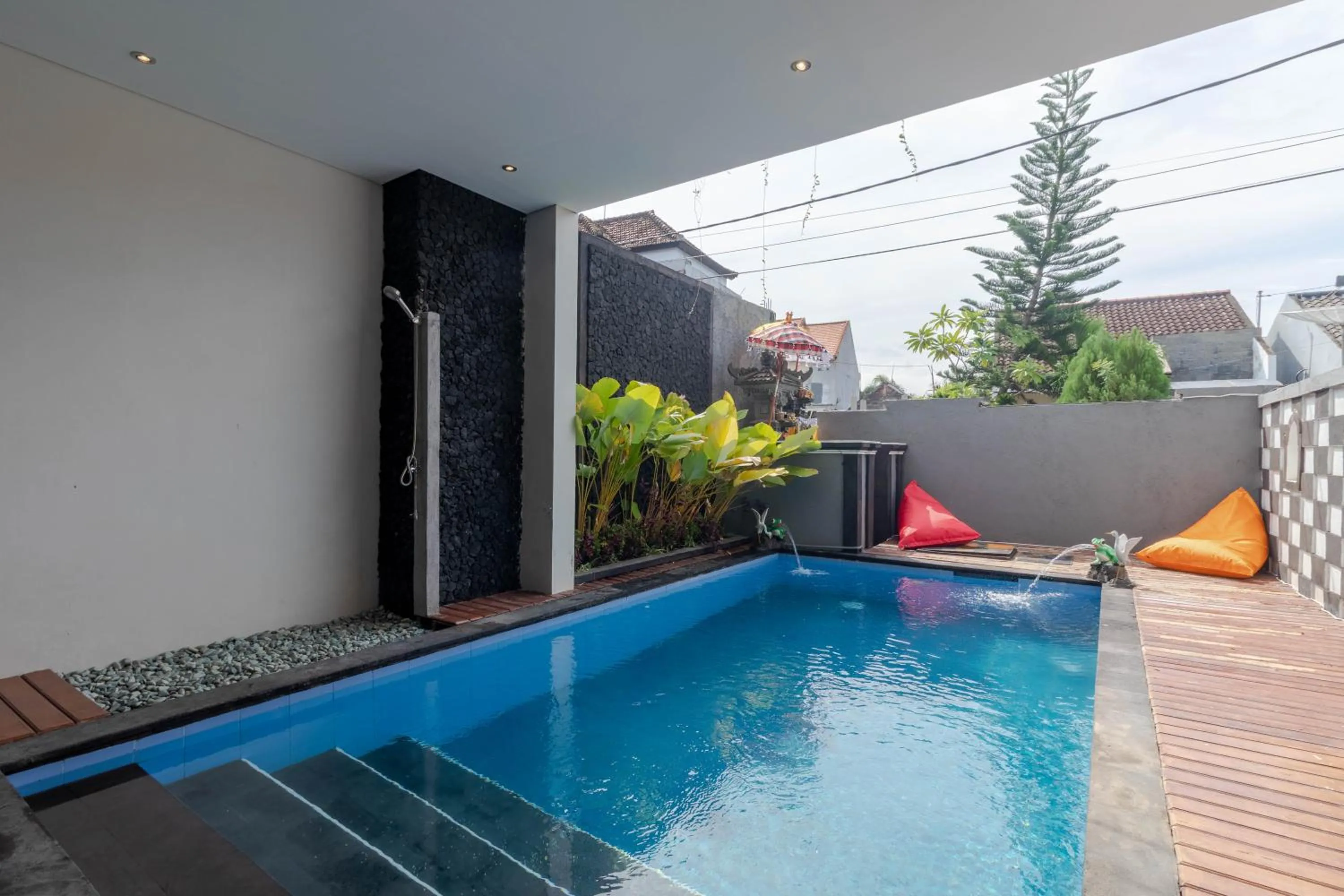 Swimming pool in Josh Guest House
