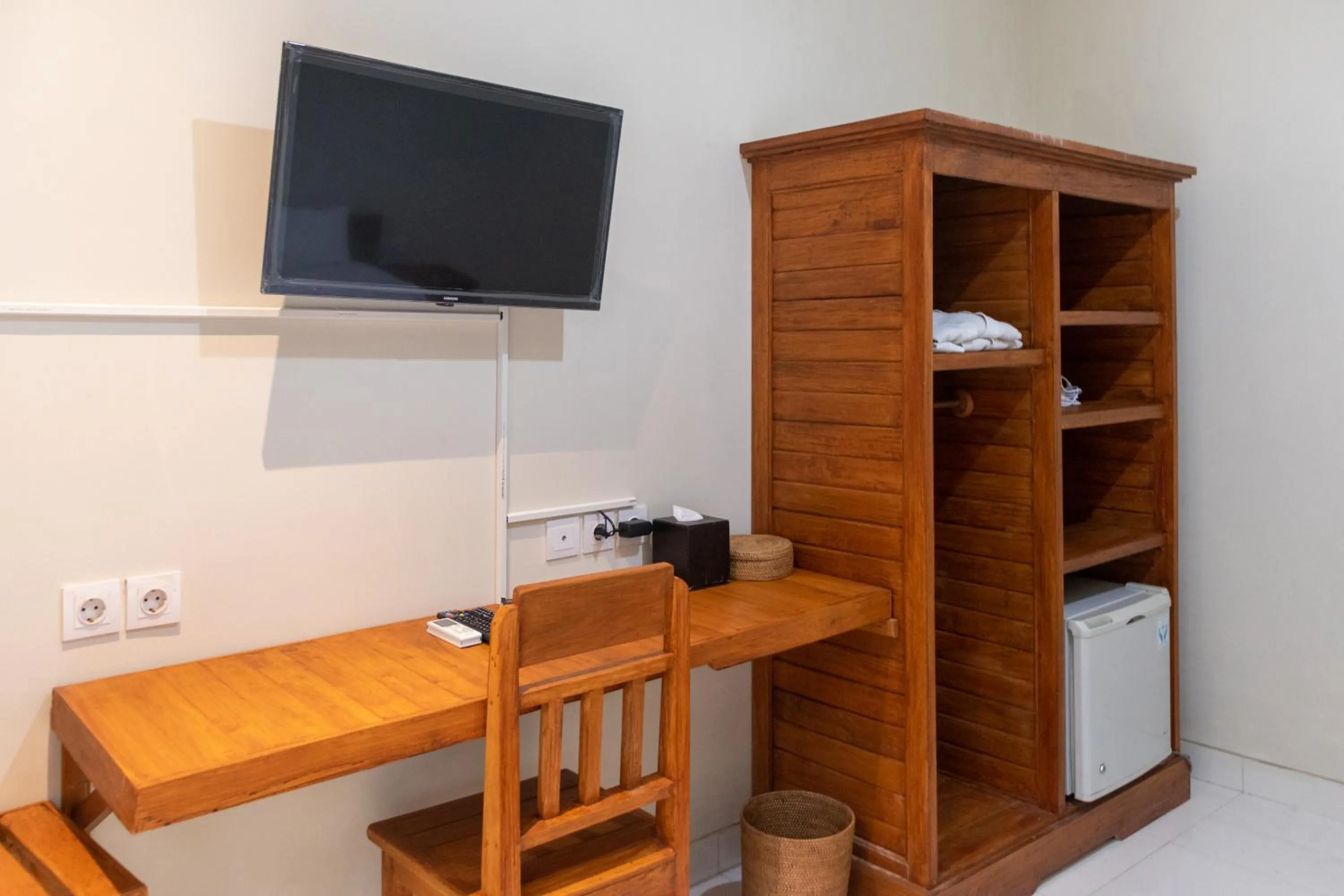 TV and multimedia in Josh Guest House