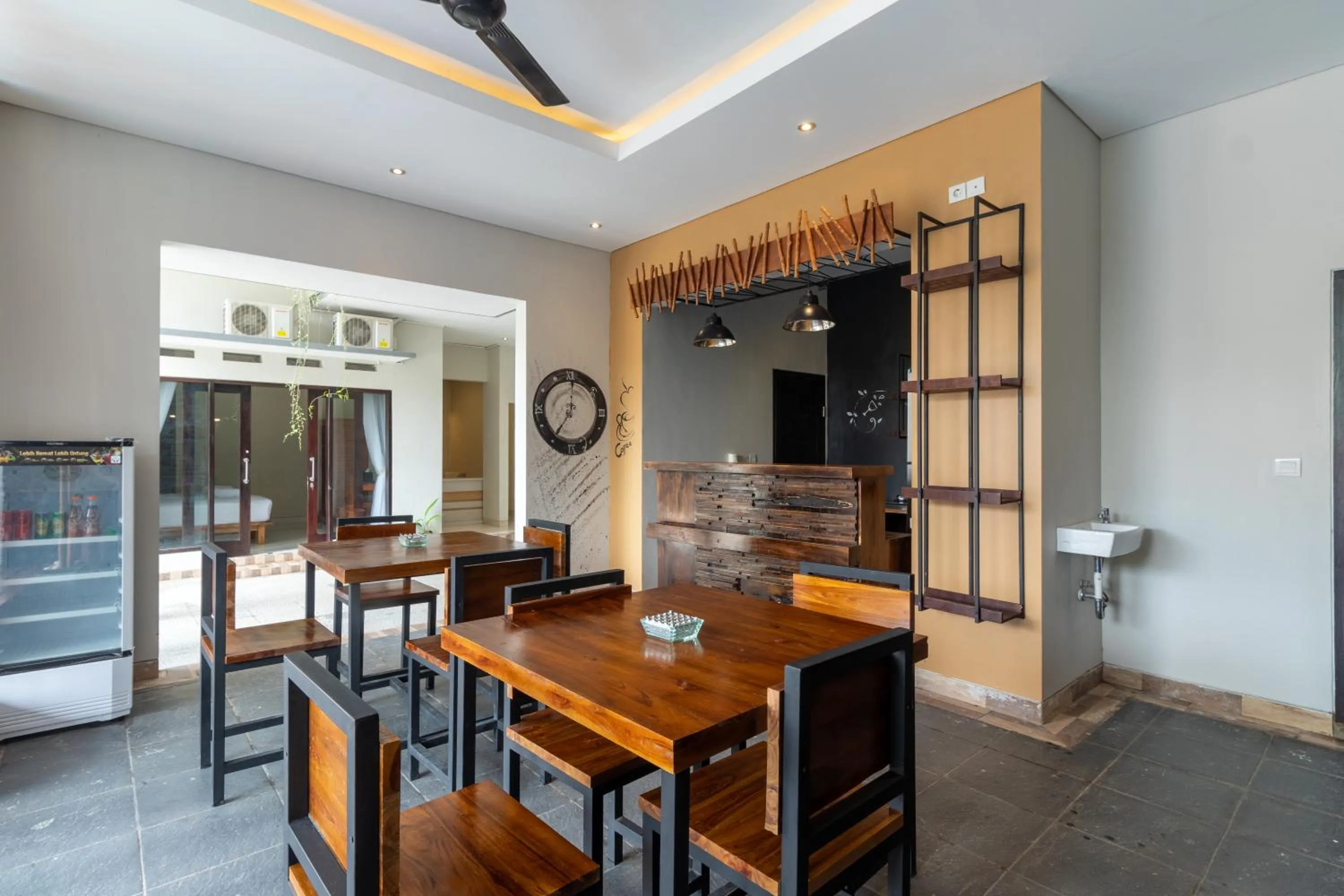 Restaurant/places to eat in Josh Guest House