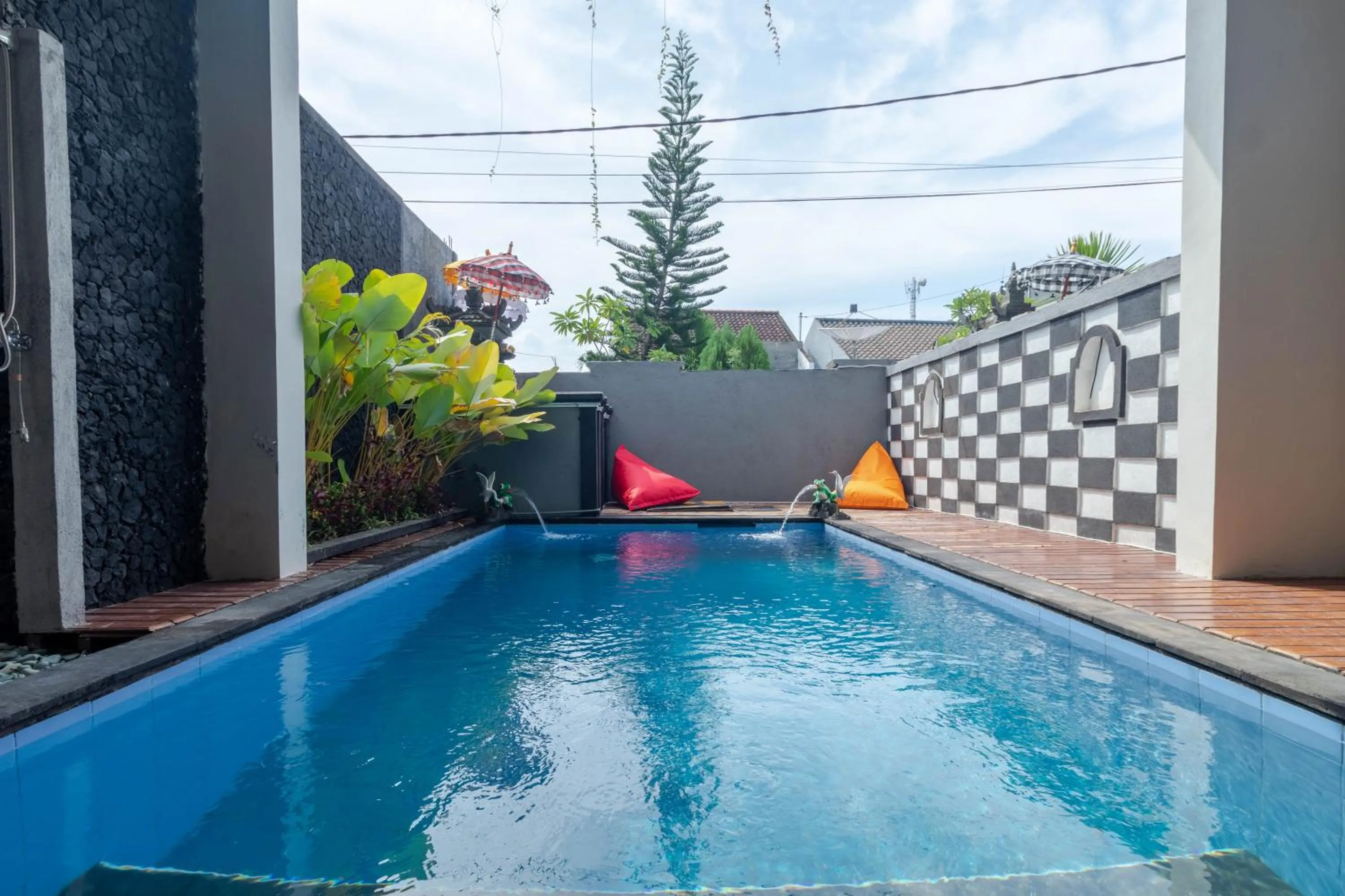 Swimming pool in Josh Guest House