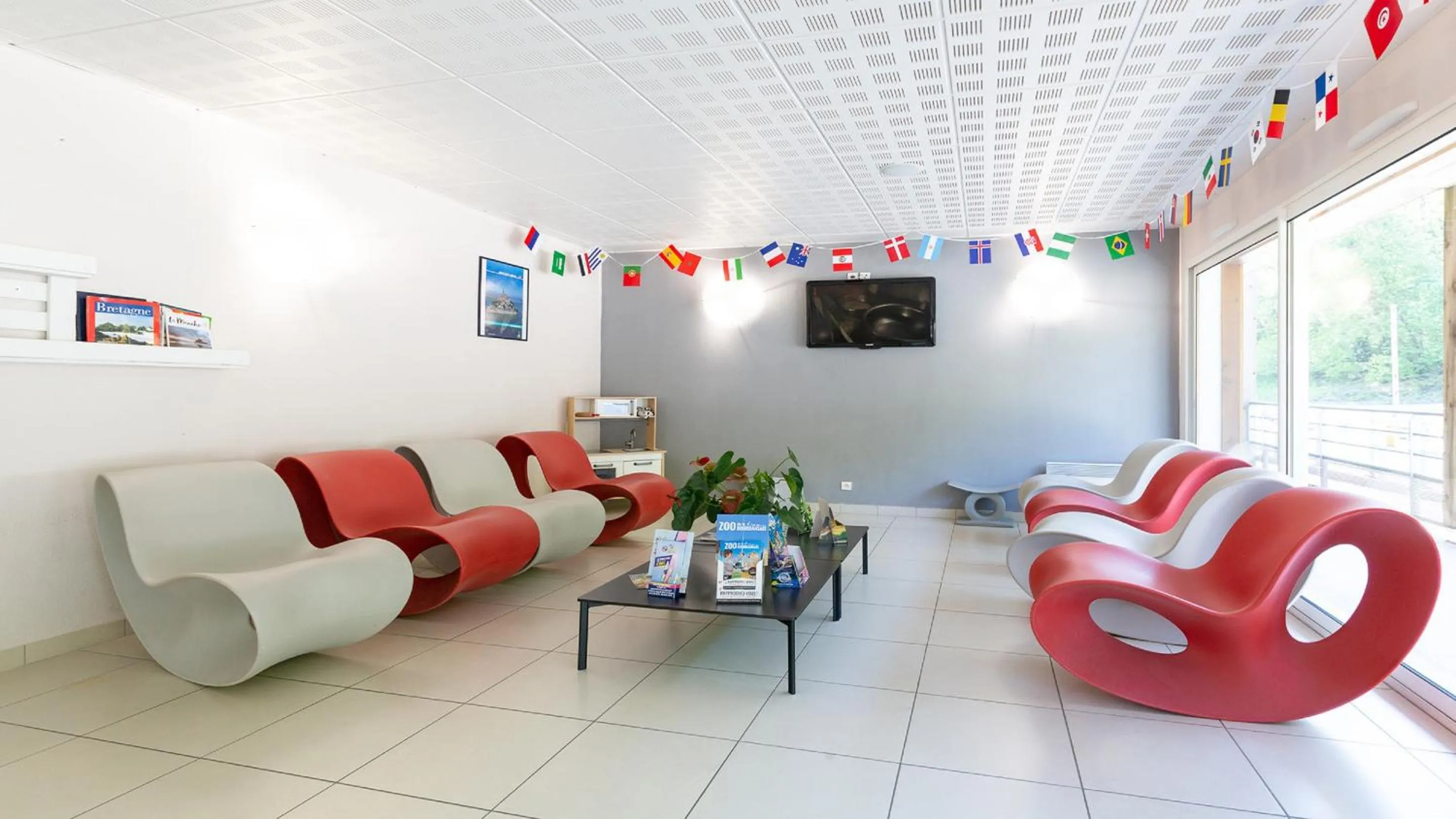 Communal lounge/ TV room in Vacancéole - Les Chambres de la Baie