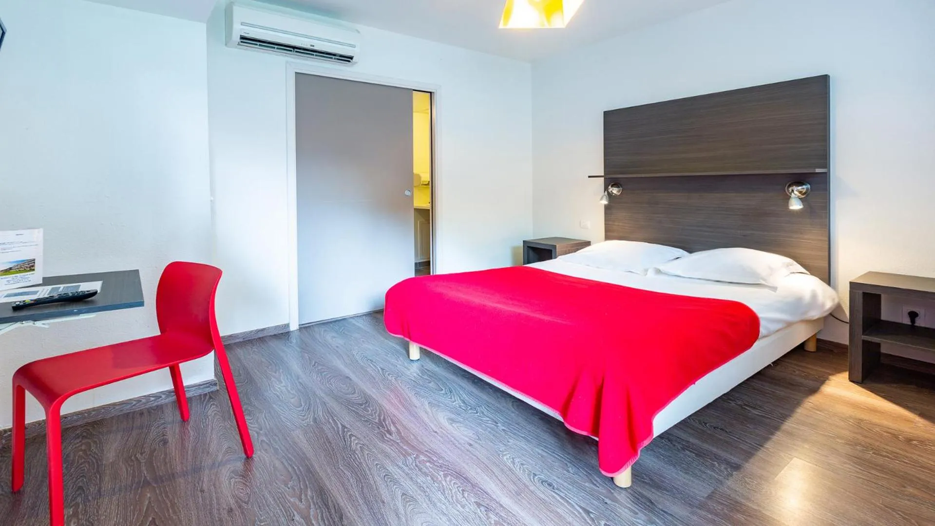 Photo of the whole room, Bed in Vacancéole - Les Chambres de la Baie