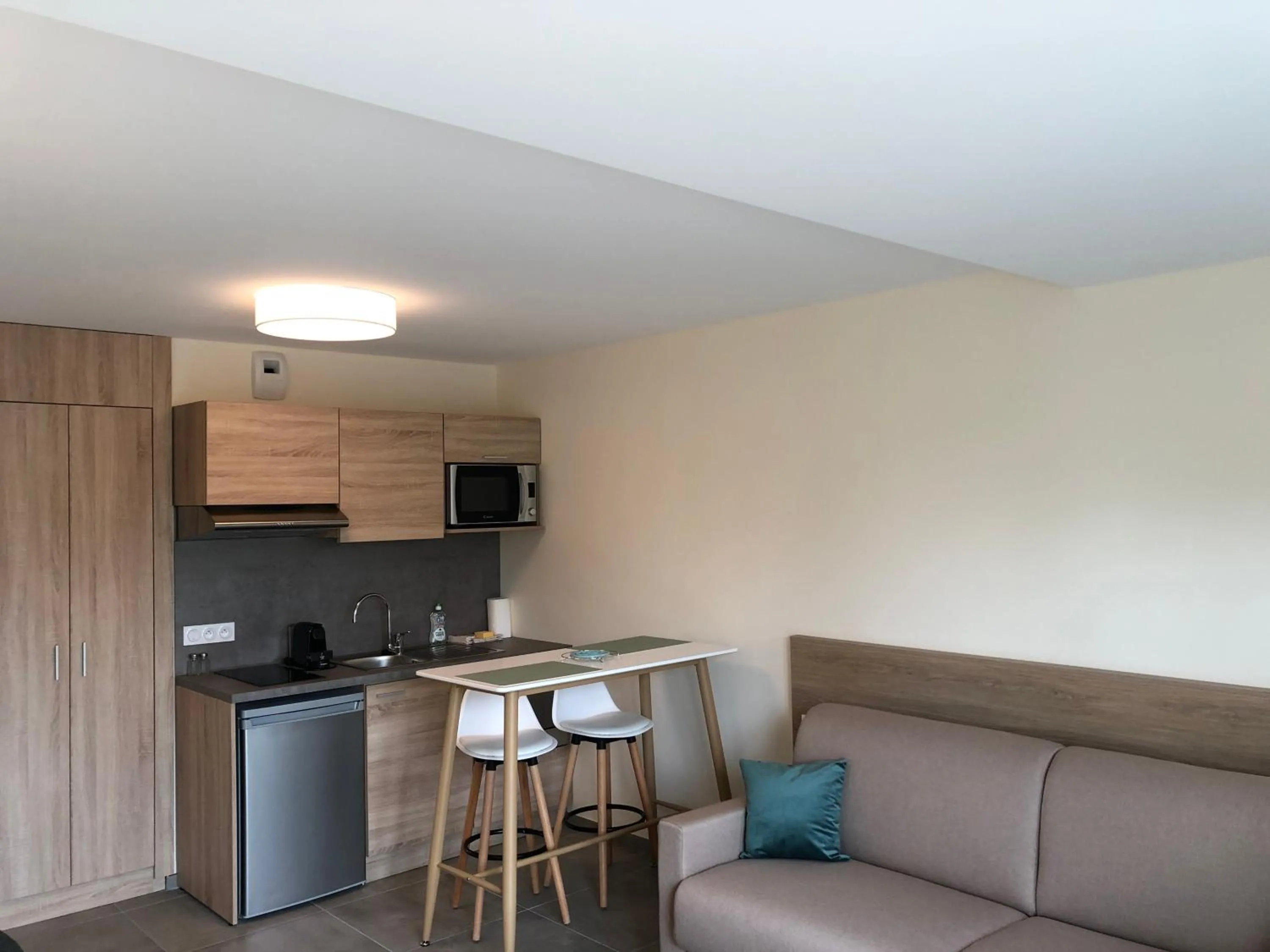 Kitchen or kitchenette in SHANA Hôtel & Résidence