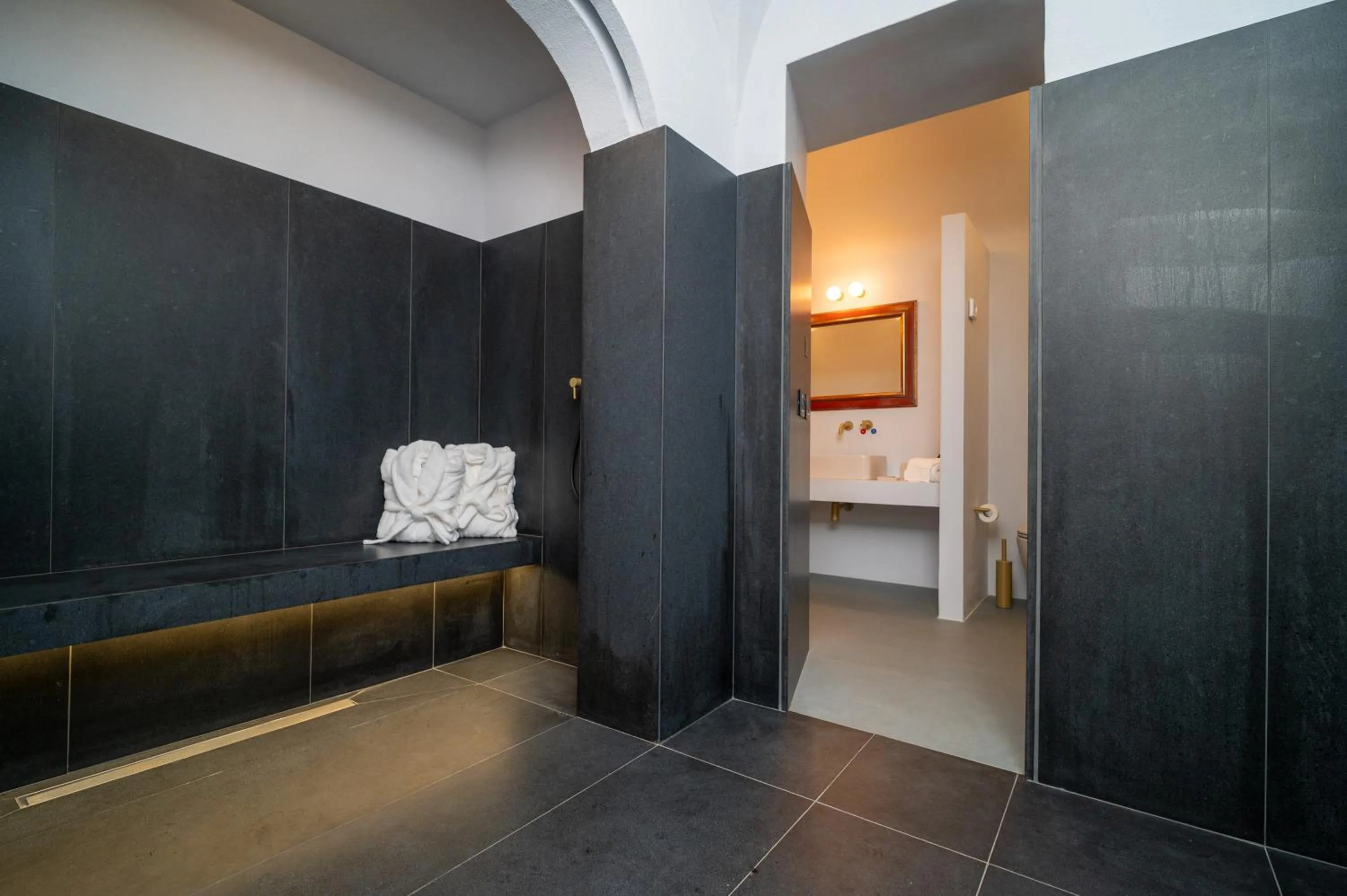 Bathroom, Bed in Castello di San Marco Charming Hotel & SPA