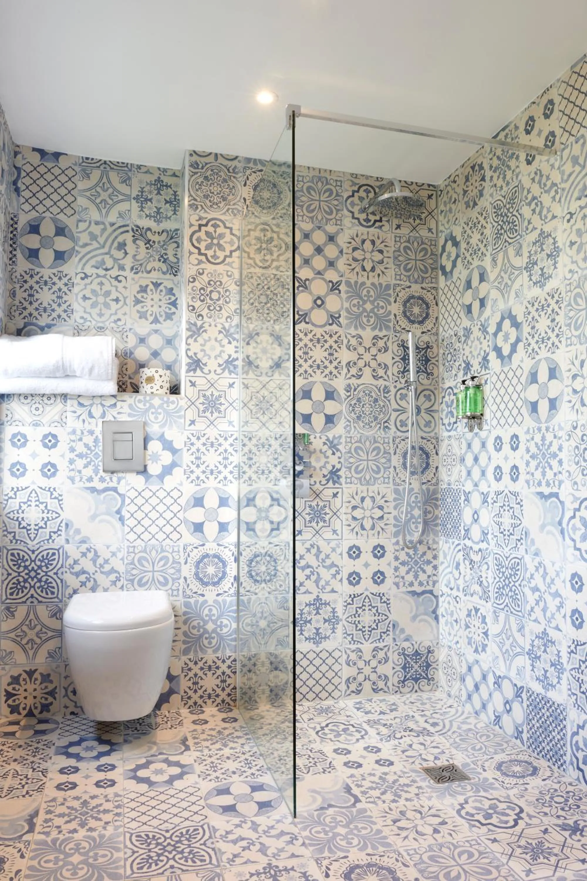 Shower in The Jolly Sportsman