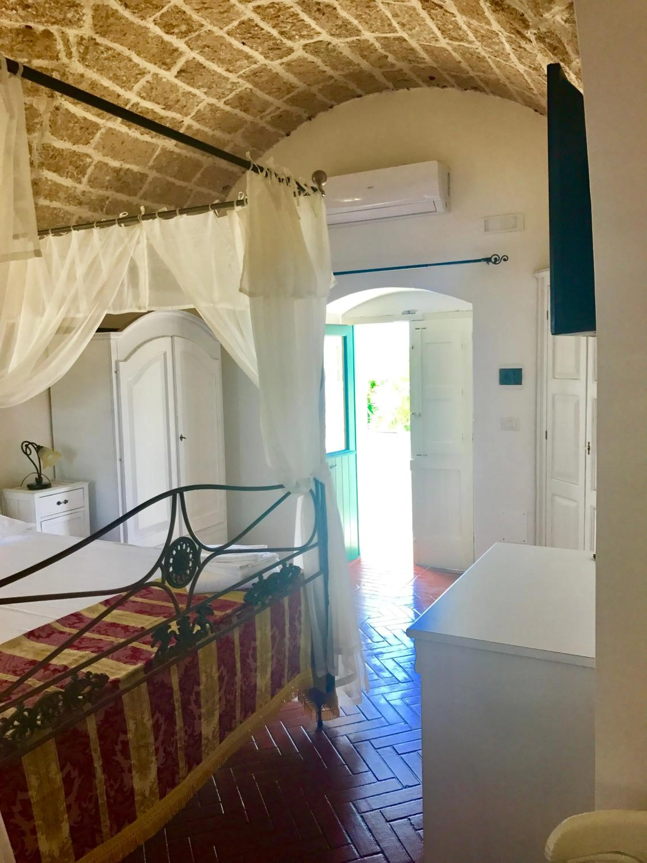 Bed in RELAIS MASSERIA CASINA DEI CARI