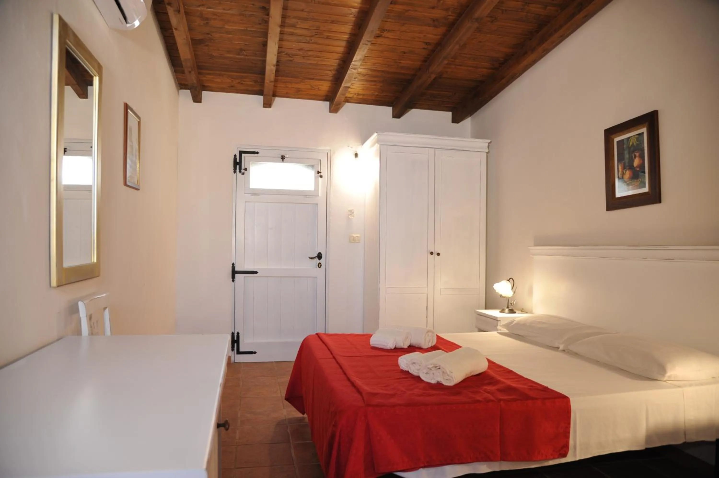 Photo of the whole room in RELAIS MASSERIA CASINA DEI CARI