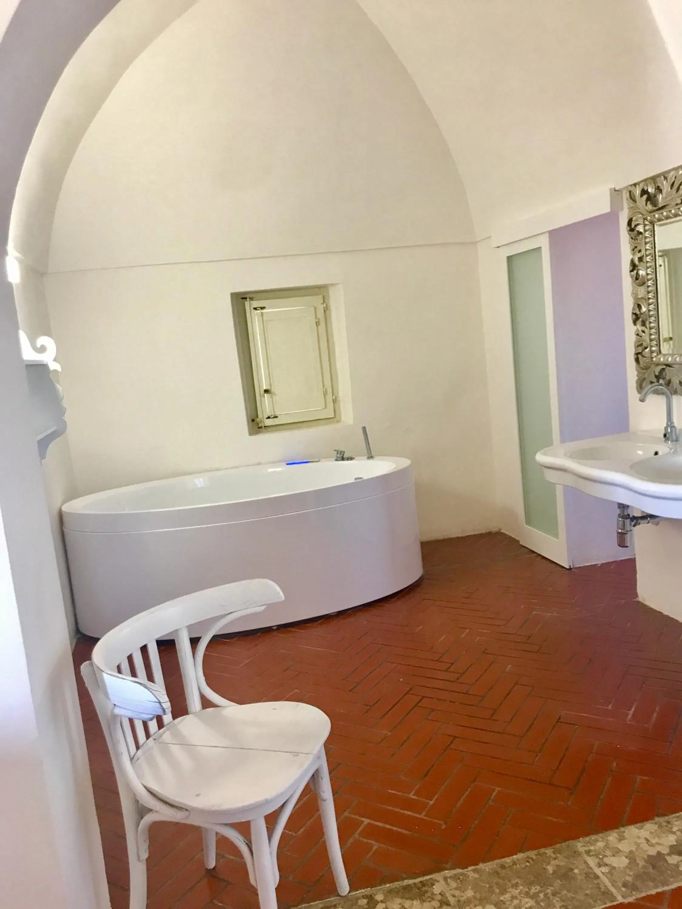 Hot Tub in RELAIS MASSERIA CASINA DEI CARI