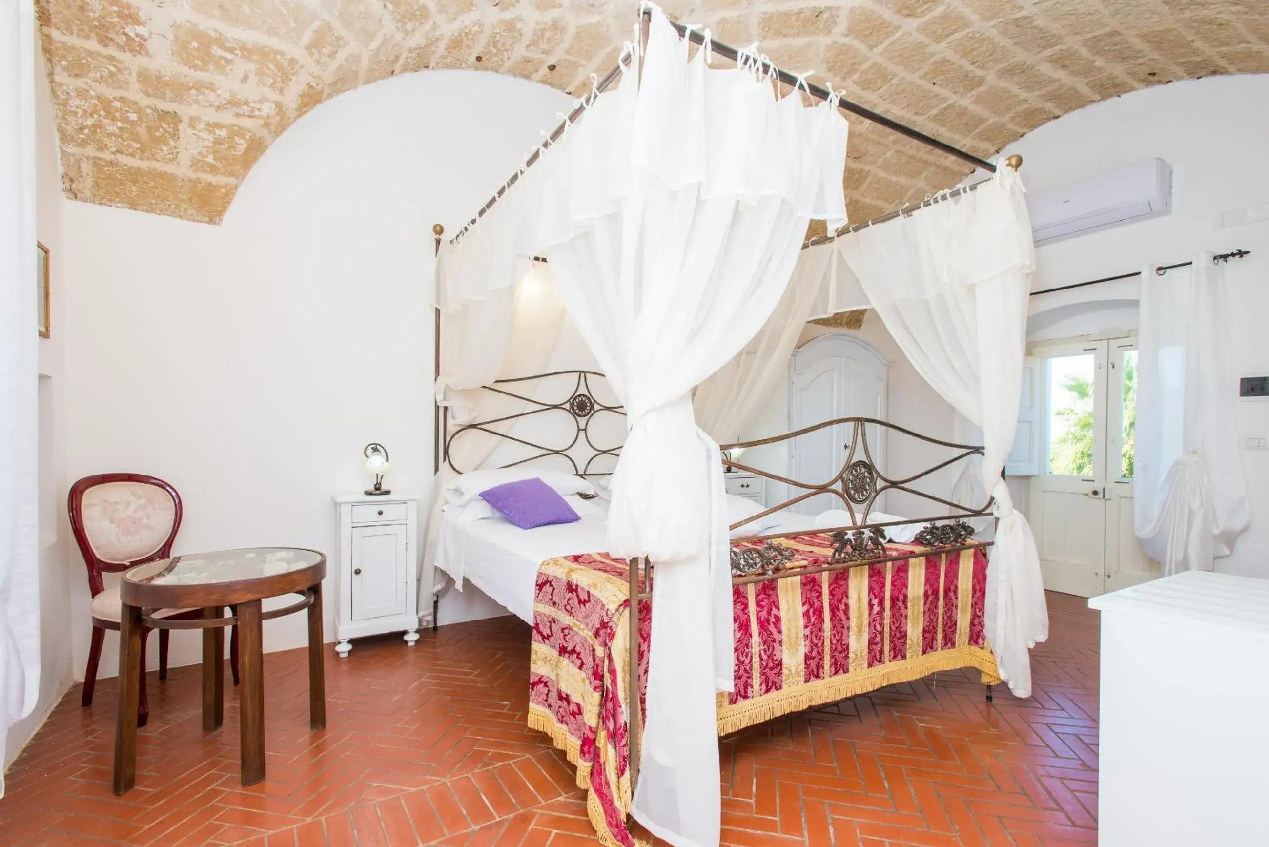 Deluxe Suite with Spa Bath in RELAIS MASSERIA CASINA DEI CARI Deluxe Suite with Spa Bath in RELAIS MASSERIA CASINA DEI CARI