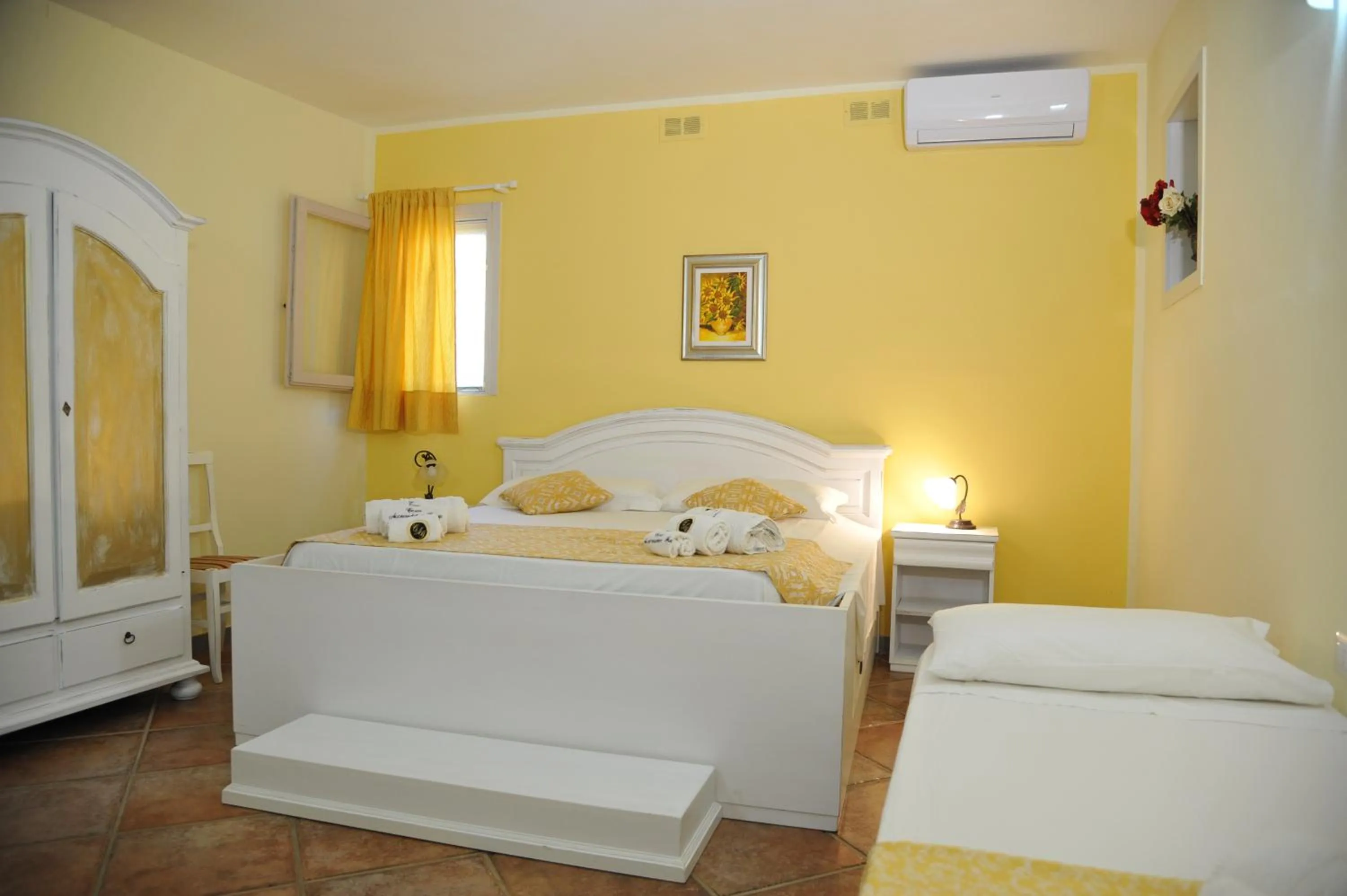 Photo of the whole room in RELAIS MASSERIA CASINA DEI CARI