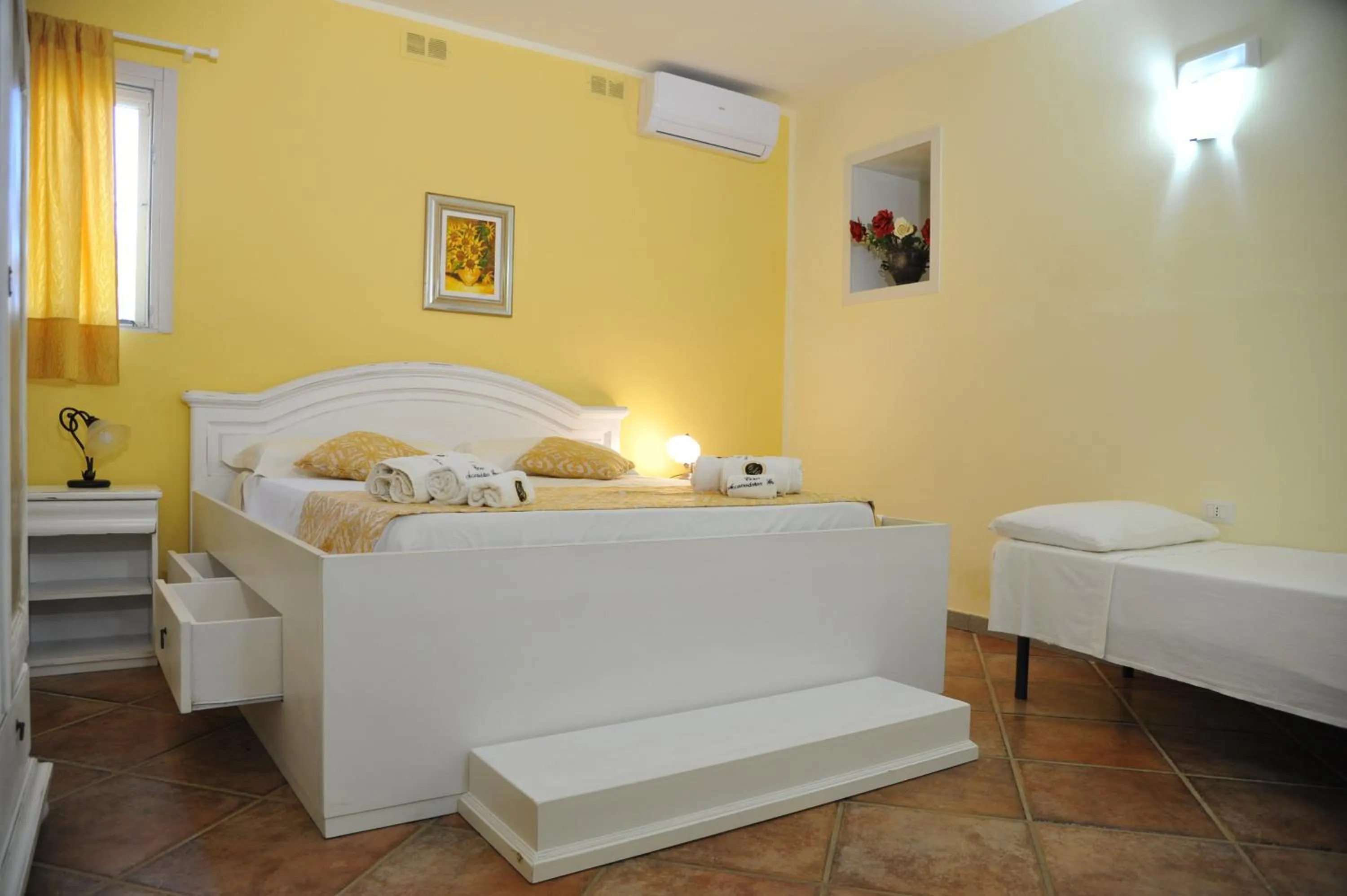 Photo of the whole room in RELAIS MASSERIA CASINA DEI CARI