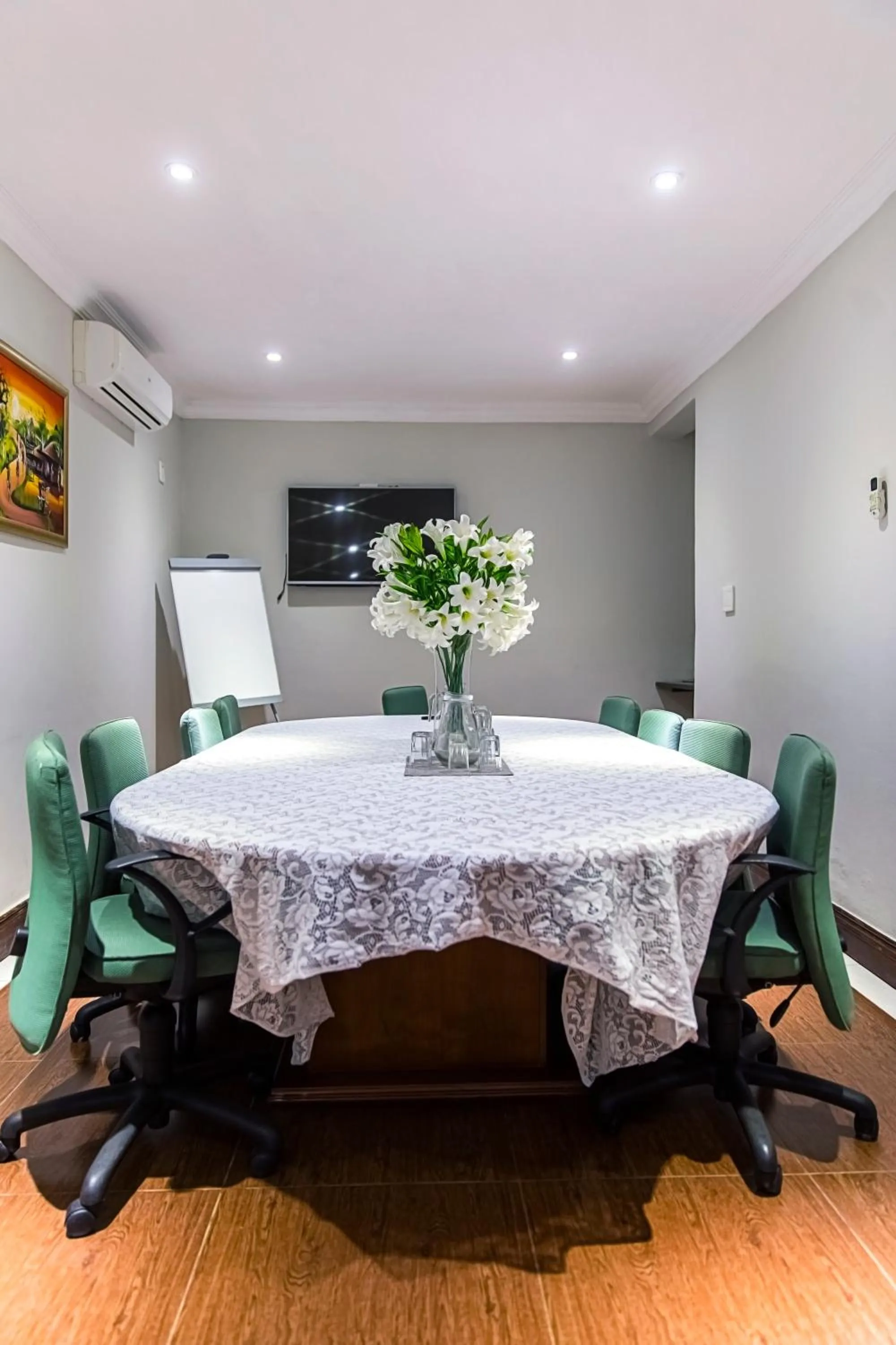 Meeting/conference room in The Pillows Suite