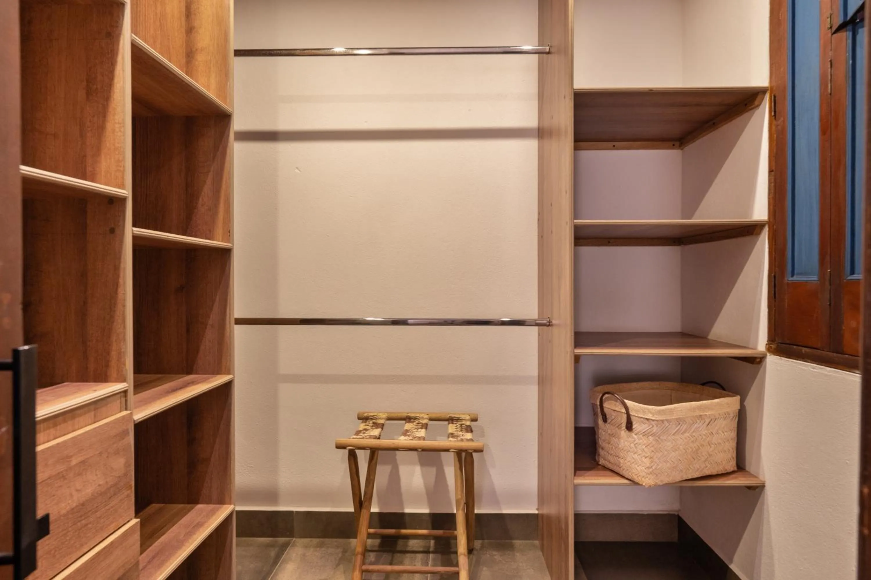 wardrobe in Casa Jacaranda Hotel Boutique -Cauca Viejo- Mayores de 14 años