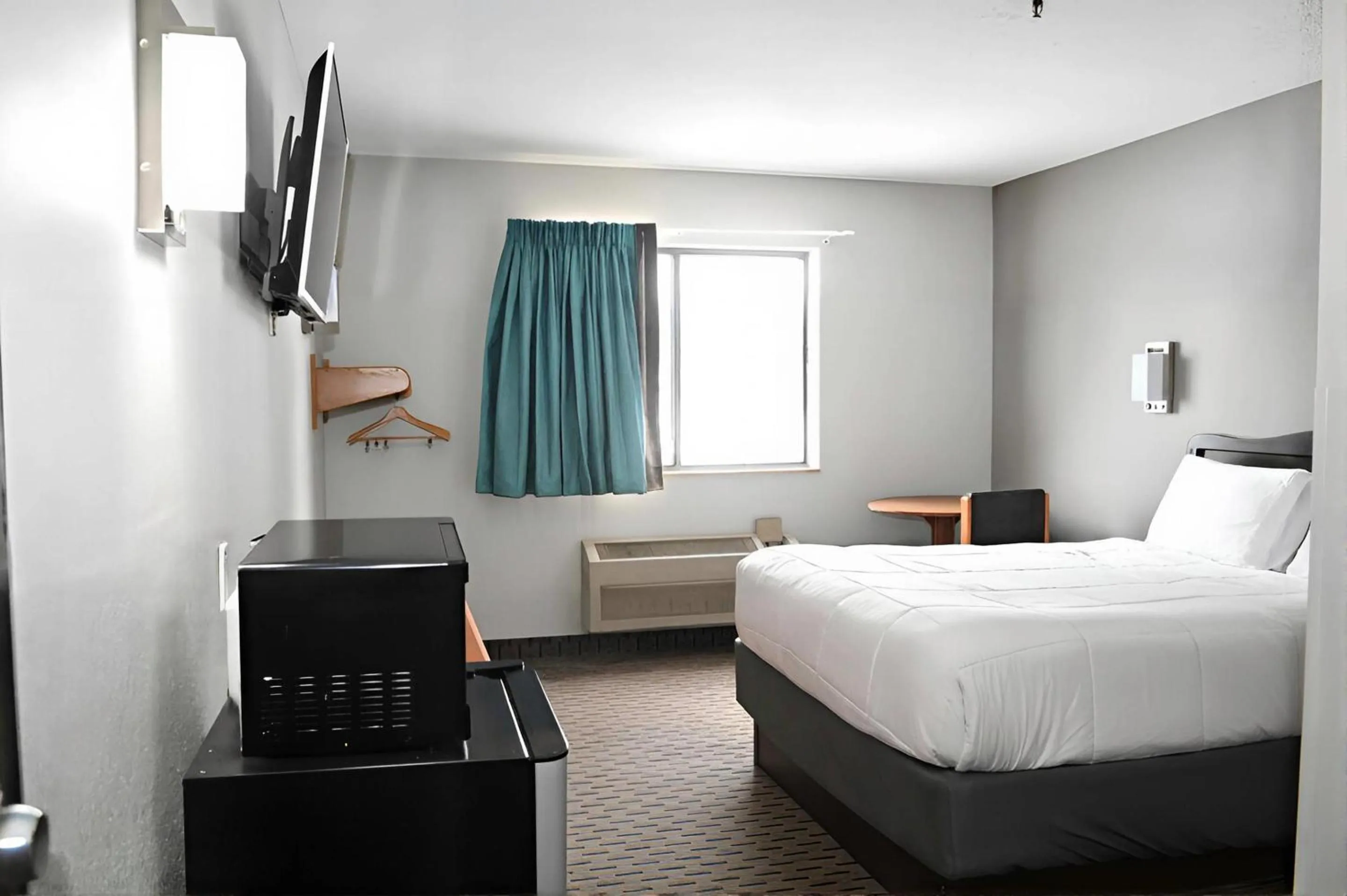 Bedroom, Bed in Rodeway Inn Hibbing